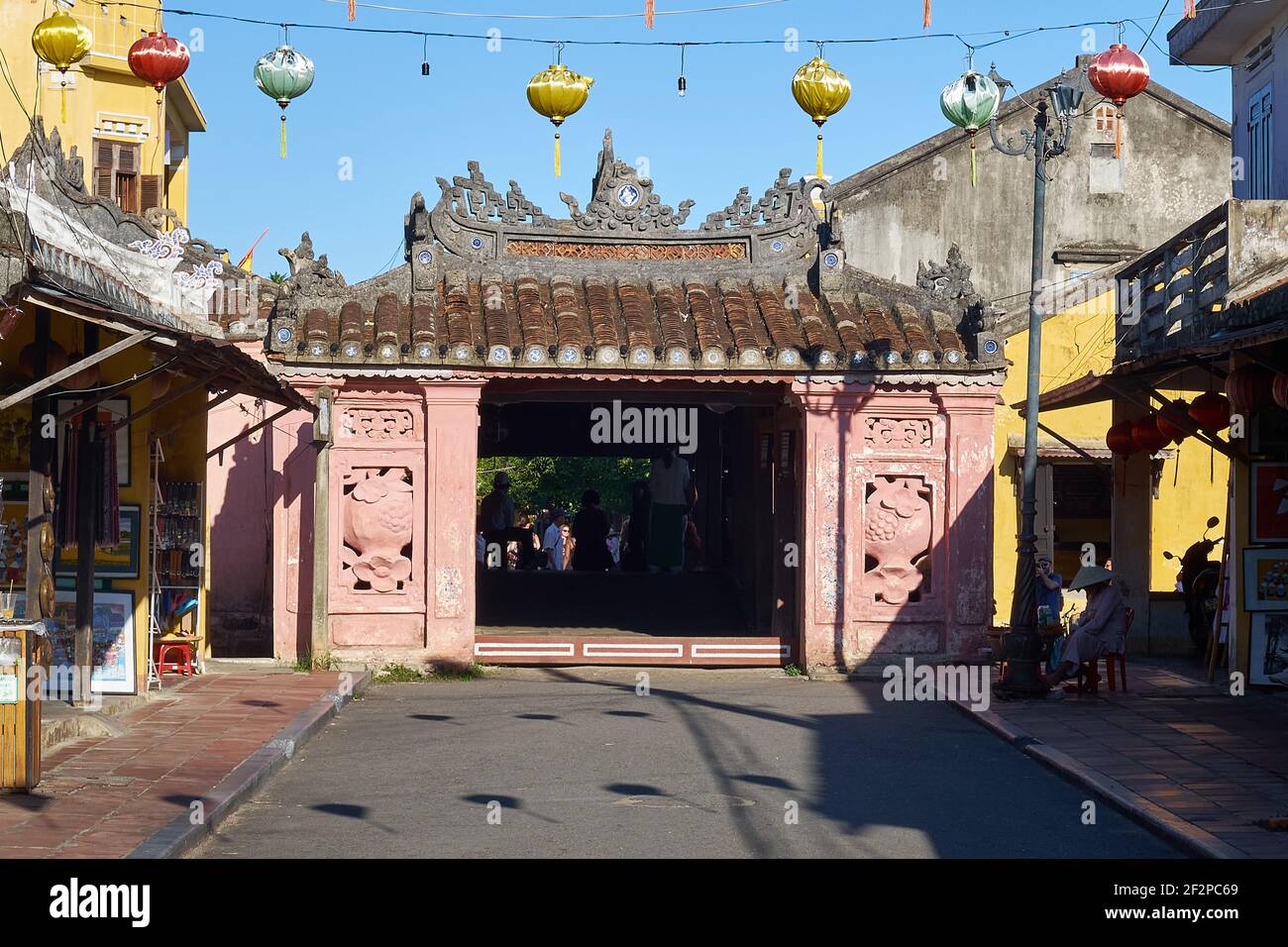 L'entrata dalle mura rosa pastello al Ponte coperto Giapponese (Cau Nhat Ban) da Nguyen Thi Minh Khai Street nella Citta' Vecchia di Hoi An, in Vietnam Foto Stock