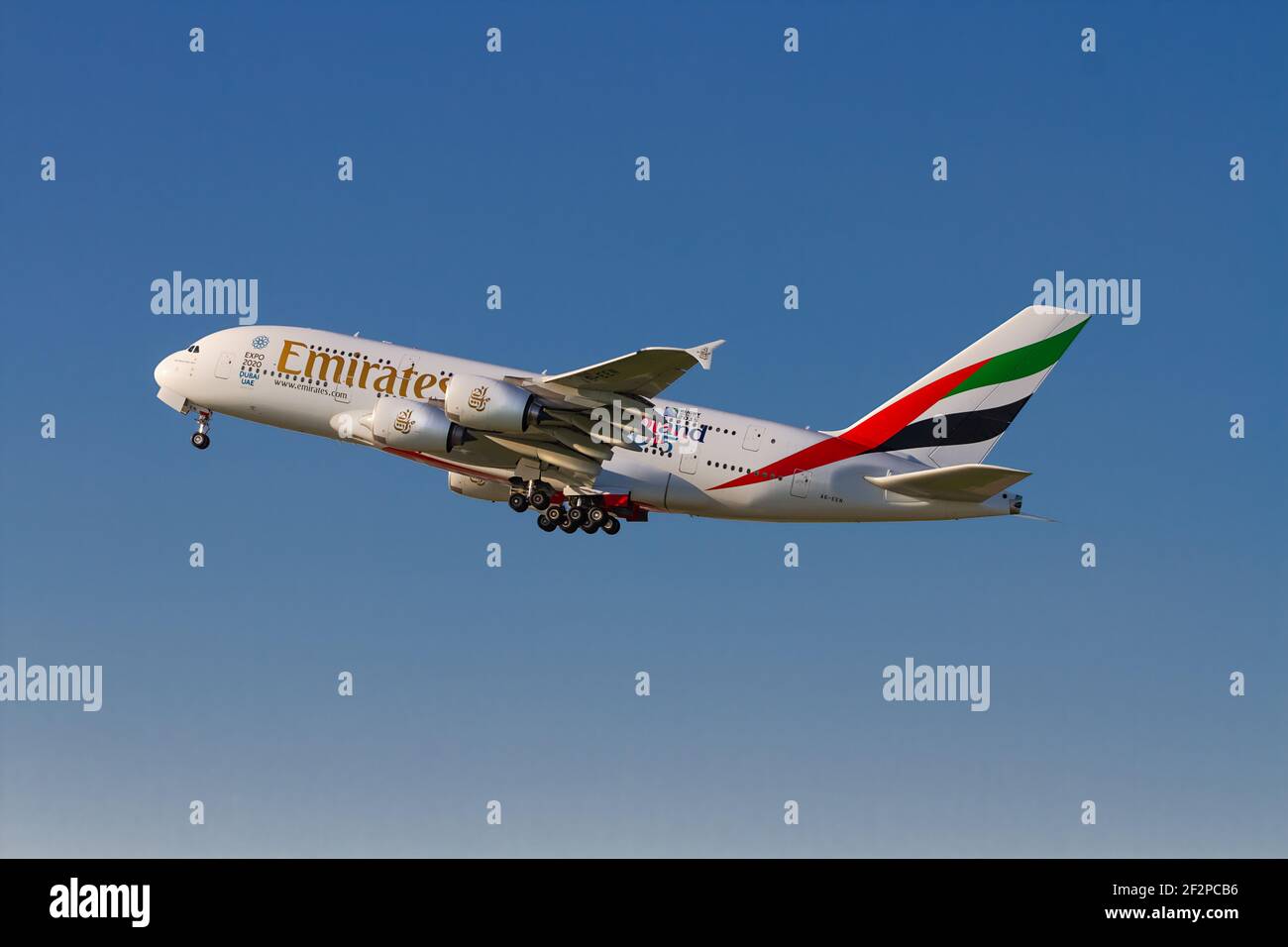 Londra, Heathrow Airport - 2015 settembre, Emirates A380 con la livrea 2015 Rugby decollando in un cielo blu chiaro. Immagine Abdul Quraishi.jpg Foto Stock