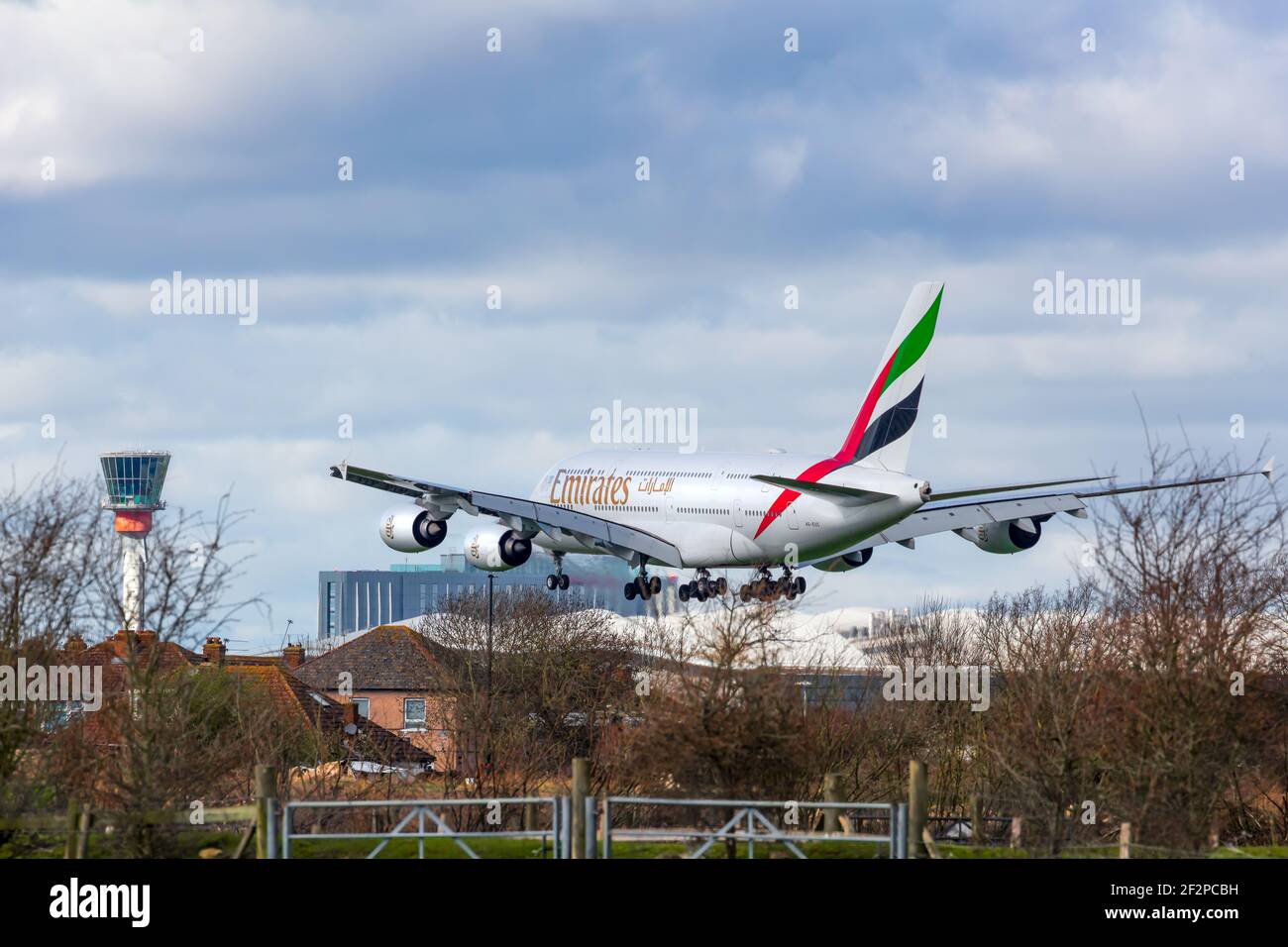 londra, Aeroporto di Heathrow, marzo 2020 - Emirates, doppio Decker Airbus A380 volare basso sull'approccio finale, proprio sopra le case residenziali. Immagine Abdul Qu Foto Stock