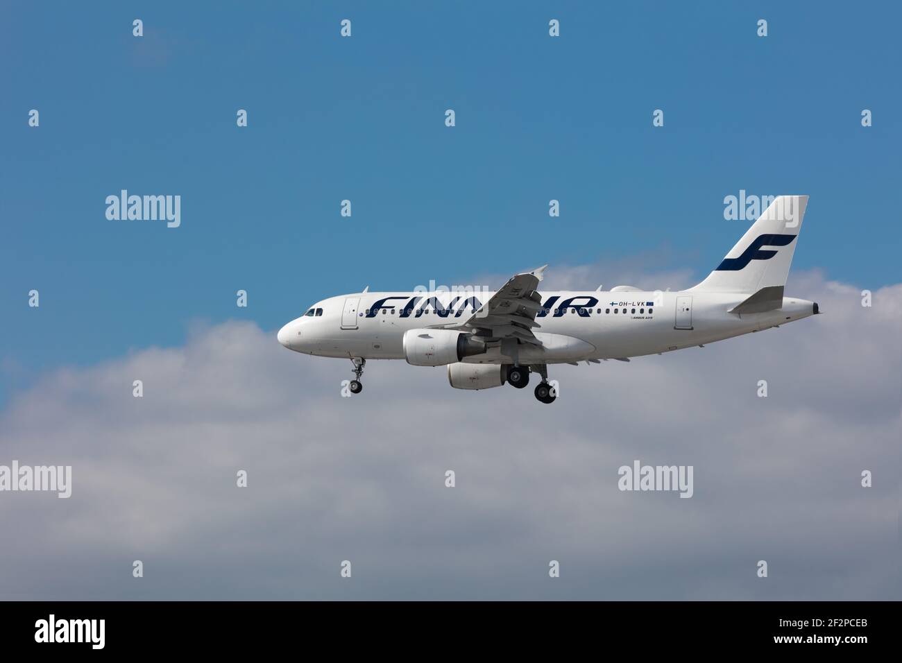 Regno Unito, Londra, maggio 2020 - Finnair, Airbus A319 vola con il suo equipaggiamento di atterraggio giù attraverso un cielo mezzo blu e mezzo nuvoloso - Image Abdul Quraishi Foto Stock