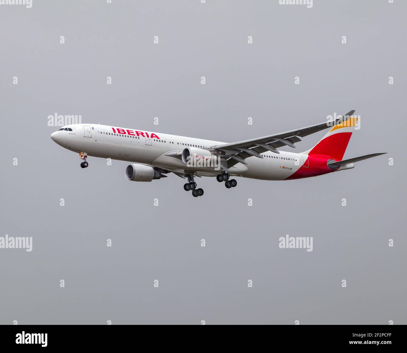 Londra, aeroporto di Heathrow - Gennaio 2020: Iberia Airlines, Airbus A330, registrazione EC-LUK Landing sulla pista 27L in un giorno grigio e overcast. PhotoGrap Foto Stock