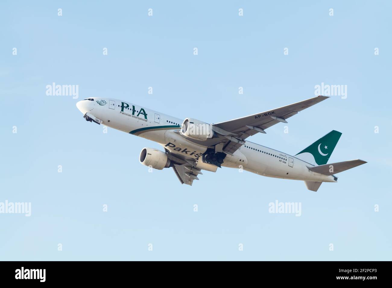 Londra, Heathrow Airport - Aprile 2020: Pakistan International Airline (PIA) decollo con retrattile equipaggiamento di atterraggio in un cielo luminoso e leggero verso o Foto Stock