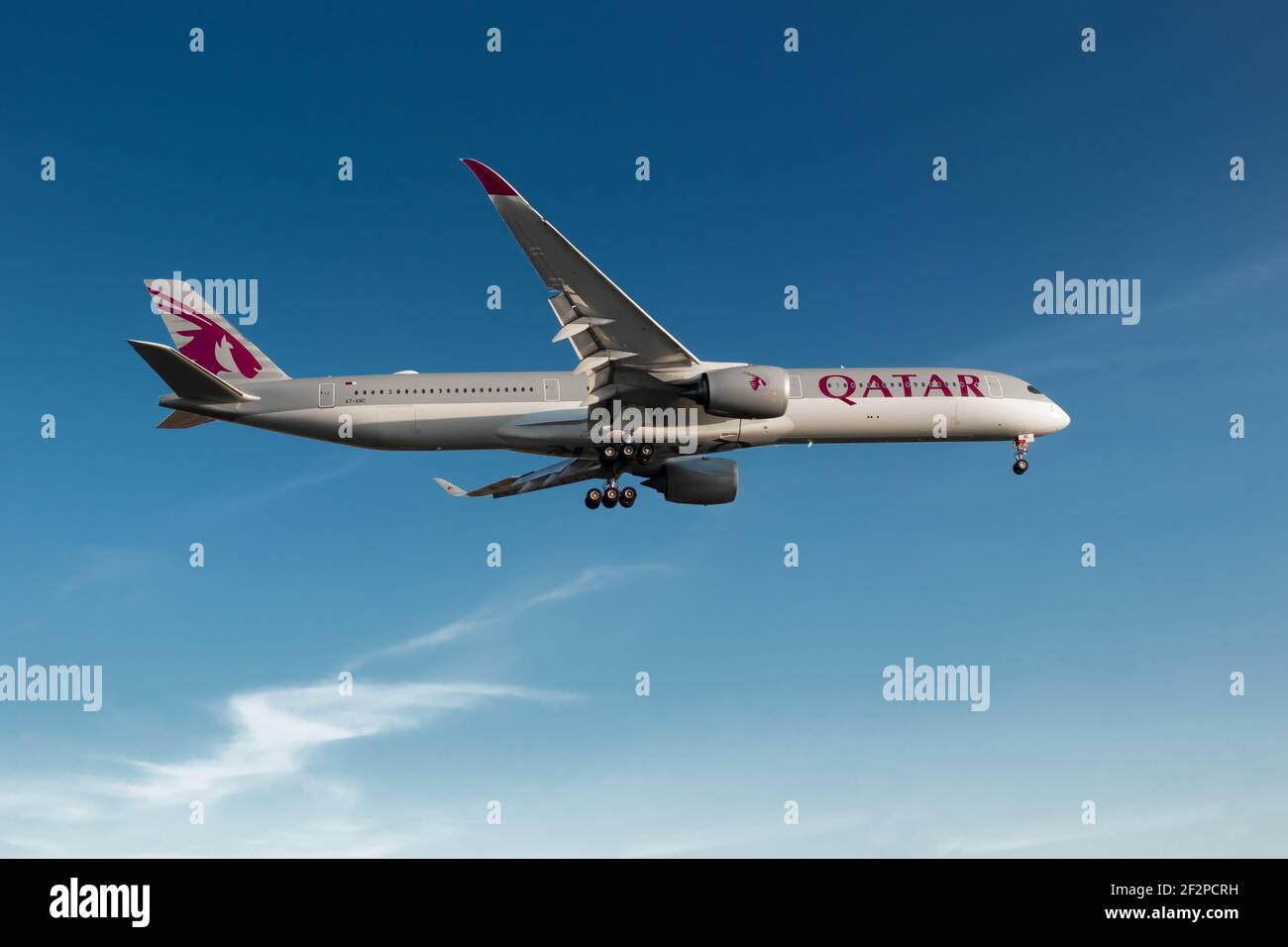 Londra, Aeroporto di Heathrow, Regno Unito, 2020 maggio - Qatar Airways, Airbus A350 sull'approccio finale durante un cielo serale caldo e blu. Immagine Abdul Quraishi Foto Stock