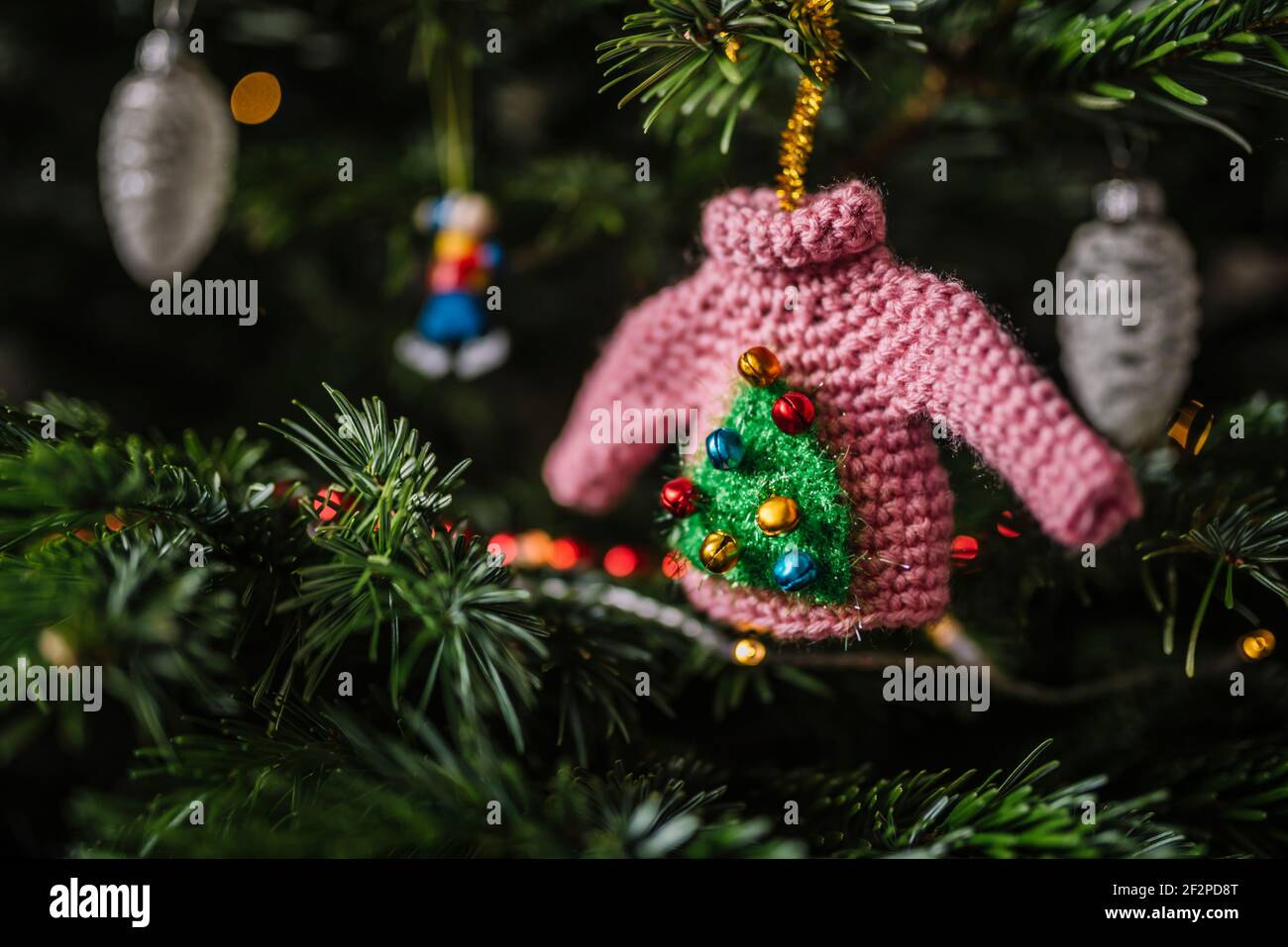 Pendente rosa albero del pullover natalizio, decorazioni ad albero a coccodrillo Foto Stock
