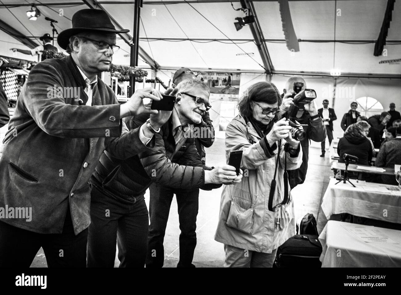 Germania, Baviera, Antdorf, settimana del festival dell'associazione dei costumi tradizionali. I rappresentanti della stampa scattano foto degli ospiti delle celebrità. Foto Stock