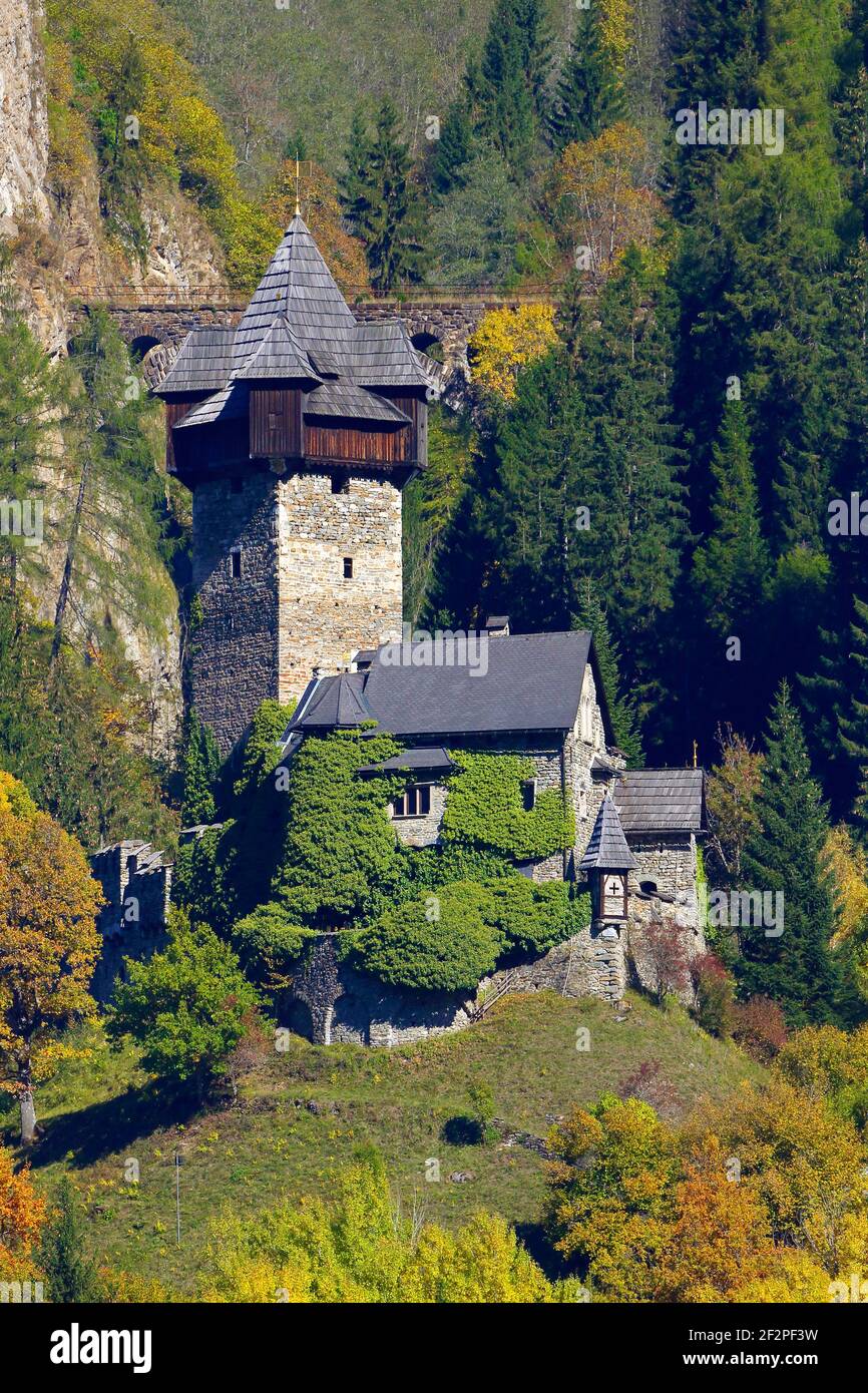 Vista sud del castello di Falkenstein a Mölltal in Carinzia in formato ritratto, Foto Stock