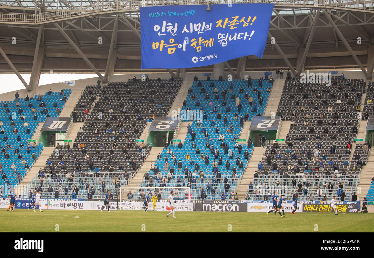 Spettatori seduti a distanza sociale come precauzione contro la diffusione della COVID-19 durante il 2° round della partita di calcio 2021 K League 1 tra Incheon United FC e Daegu FC all'Incheon Football Stadium.(punteggio finale; Incheon United FC 2:1 Daegu FC) (foto di Jaewon Lee / SOPA Images/Sipa USA) Foto Stock