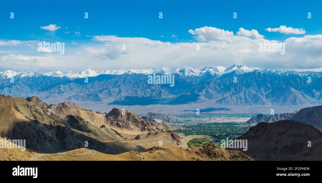 Panorama su Leh e la Valle dell'Indo, Ladakh, Jammu e Kashmir, India, Asia Foto Stock