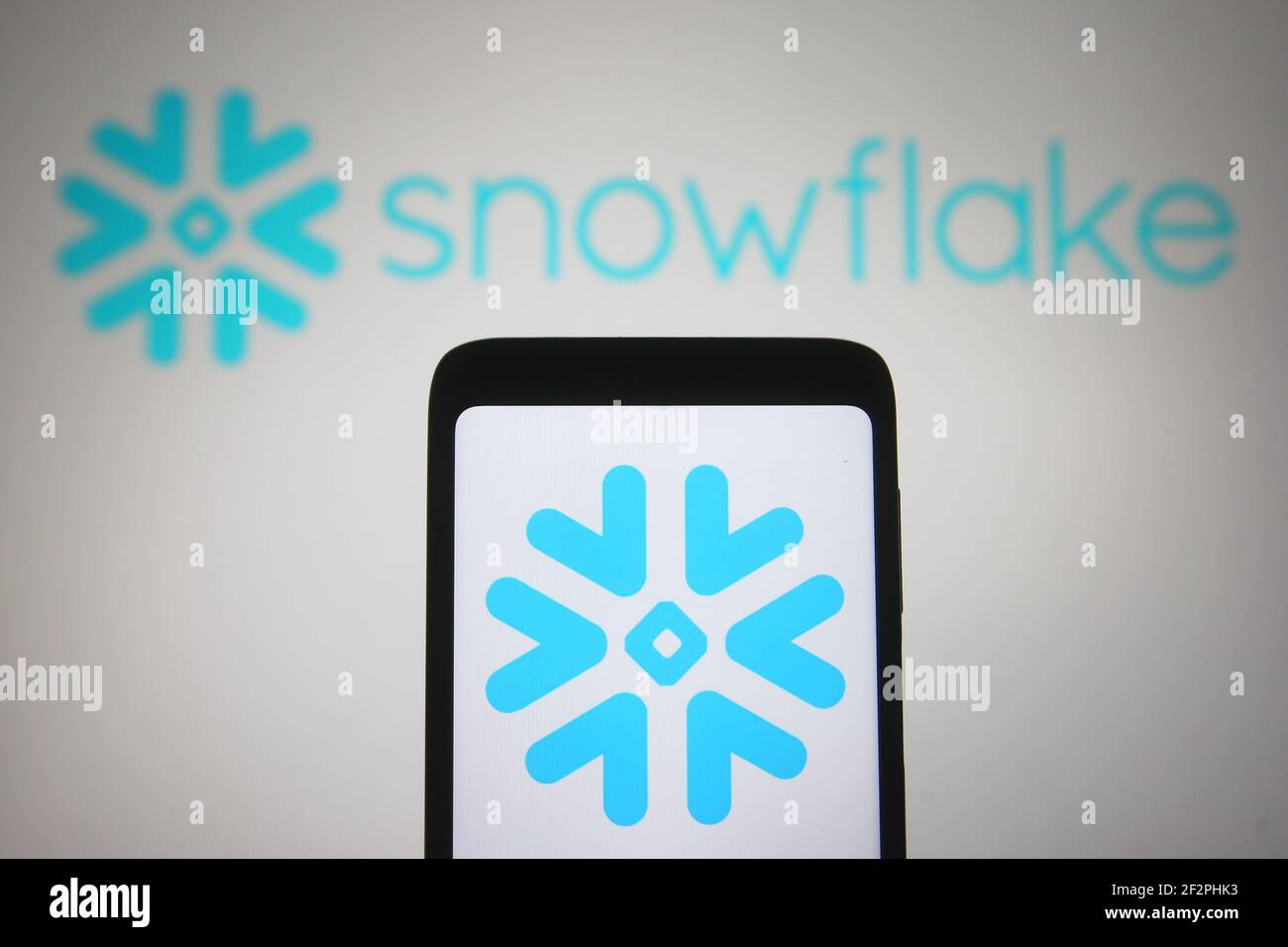 Ucraina. 12 marzo 2021. In questa illustrazione fotografica il logo Snowflake Inc. Di un'azienda statunitense di data warehousing basata su cloud viene visualizzato su uno smartphone e uno schermo pc. Credit: SOPA Images Limited/Alamy Live News Foto Stock