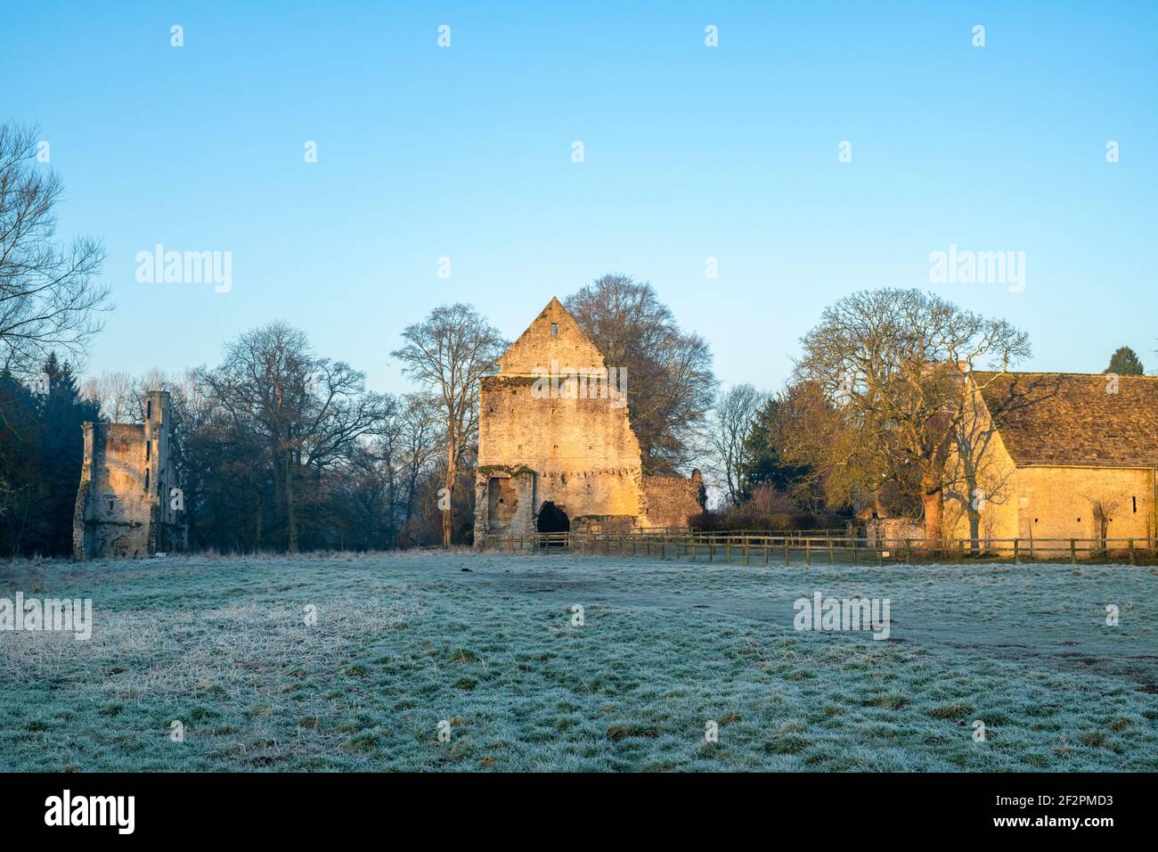 Minster Lovell Hall e villaggio nel gelo all'alba. Minster Lovell, Oxfordshire, Inghilterra Foto Stock