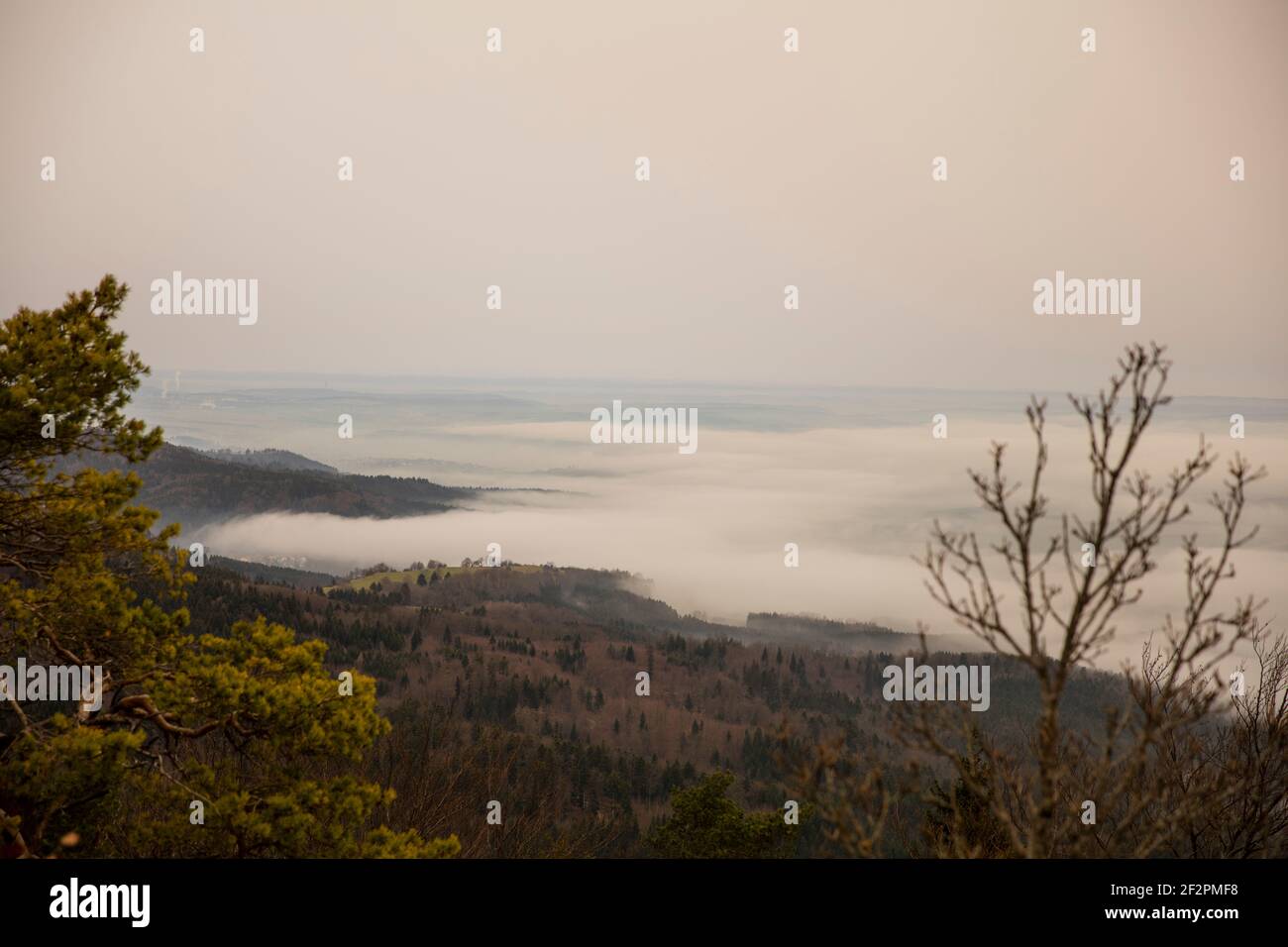 Alb sveva, Albtrauf, nuvole, nebbia Foto Stock