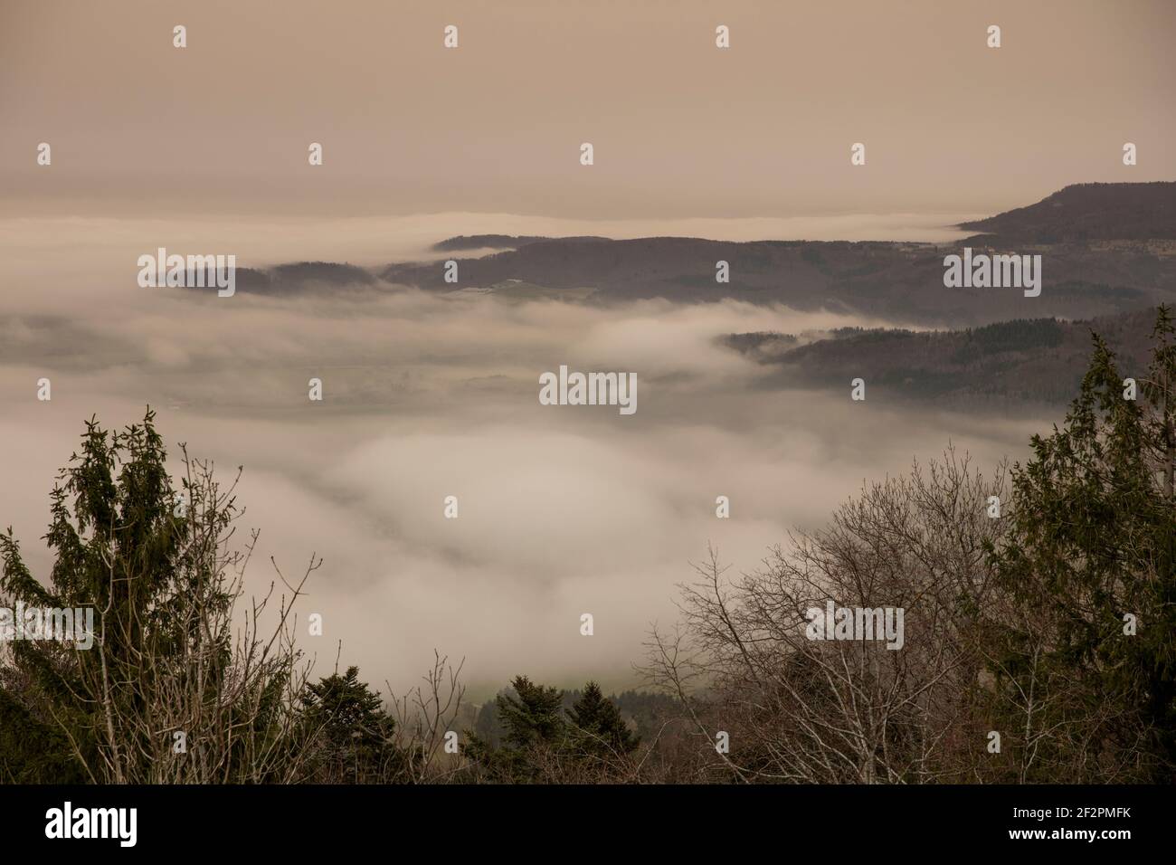 Alb sveva, Albtrauf, nuvole, nebbia Foto Stock