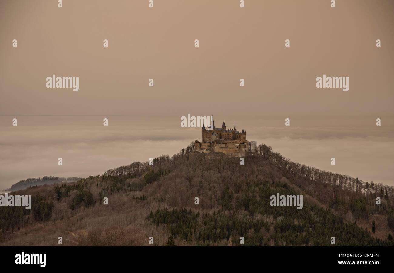 Castello di Hohenzollern sopra le nuvole, nebbia Foto Stock