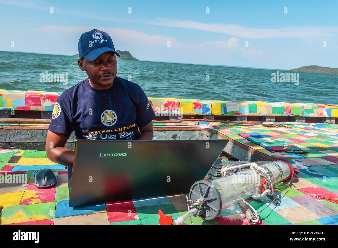 Kisumu, Nyanza, Kenya. 9 marzo 2021. Bahati Mayoma lavorando sul suo computer portatile durante le indagini.Bahati Mayoma, un ricercatore tanzaniano specializzato in ecologia acquatica e gestione dell'inquinamento sta studiando l'entità dell'inquinamento da microplastica nel lago Victoria. Credit: James Wakibia/SOPA Images/ZUMA Wire/Alamy Live News Foto Stock