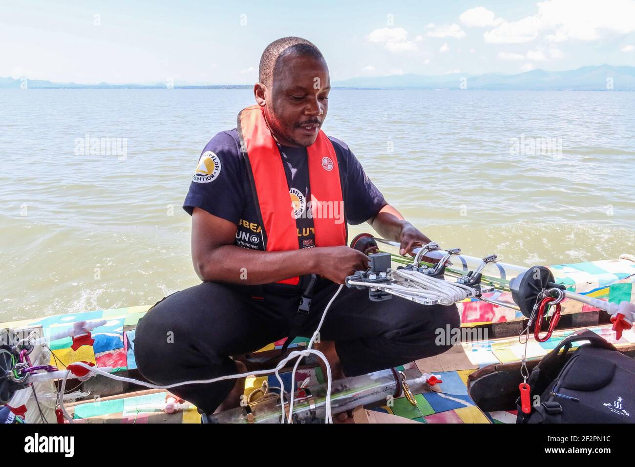 Kisumu, Nyanza, Kenya. 9 marzo 2021. Bahati Mayoma assemblare un campionatore di acque profonde in microplastica durante le indagini.Bahati Mayoma, un ricercatore tanzaniano specializzato in ecologia acquatica e gestione dell'inquinamento sta studiando l'entità dell'inquinamento da microplastica nel lago Victoria. Credit: James Wakibia/SOPA Images/ZUMA Wire/Alamy Live News Foto Stock
