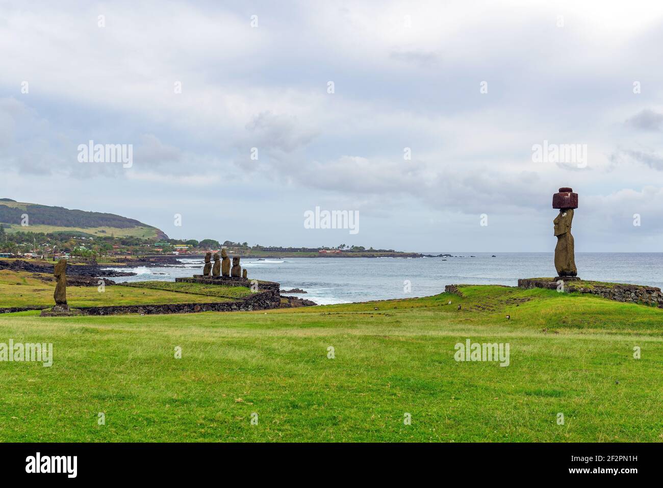 AHU Tahai con statue Moai e Hanga Roa città con porto, Isola di Pasqua (Rapa Nui), Cile. Foto Stock