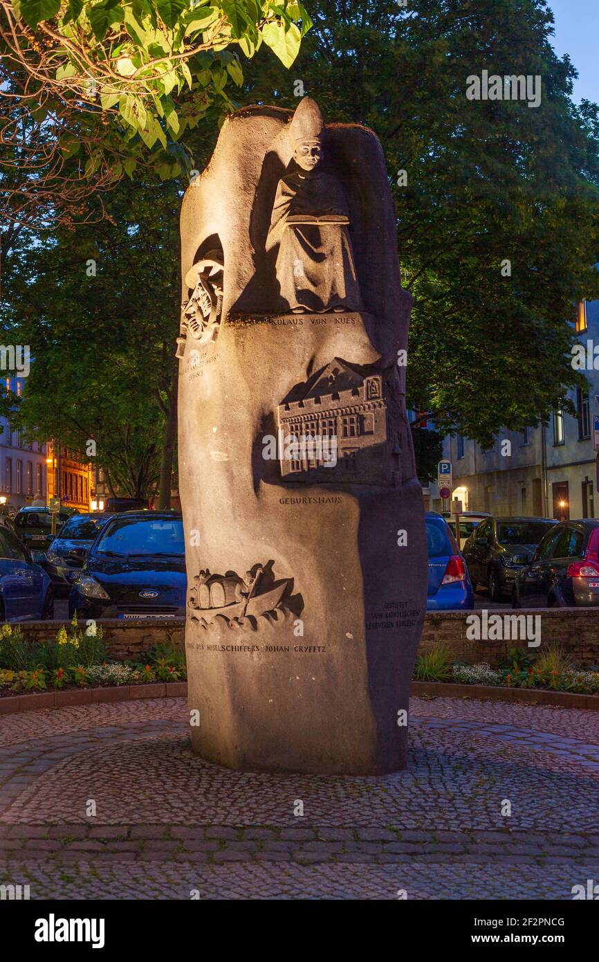 Cusanus stele on Florinsmarkt, Coblenza, Renania-Palatinato, Germania, Europa Foto Stock