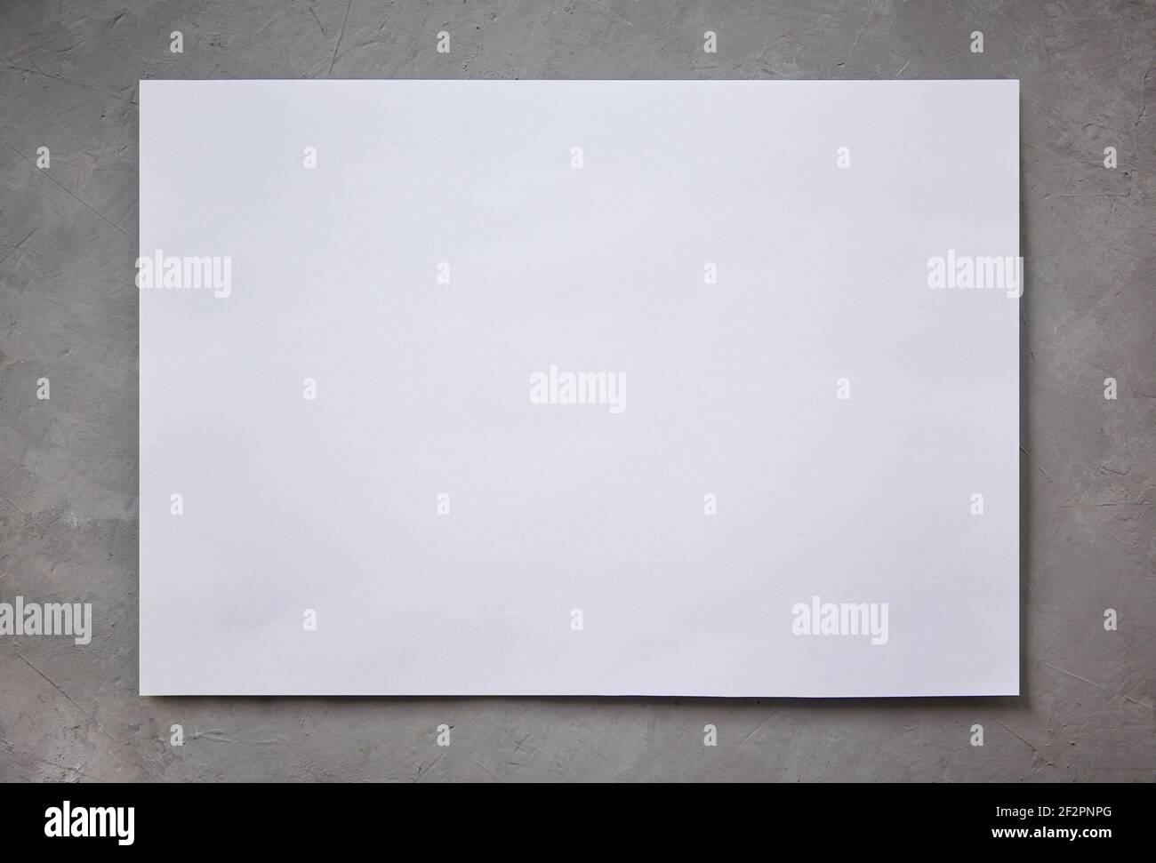 carta su uno sfondo concreto, modello di mockup di branding cancelleria per posizionare il vostro disegno Foto Stock