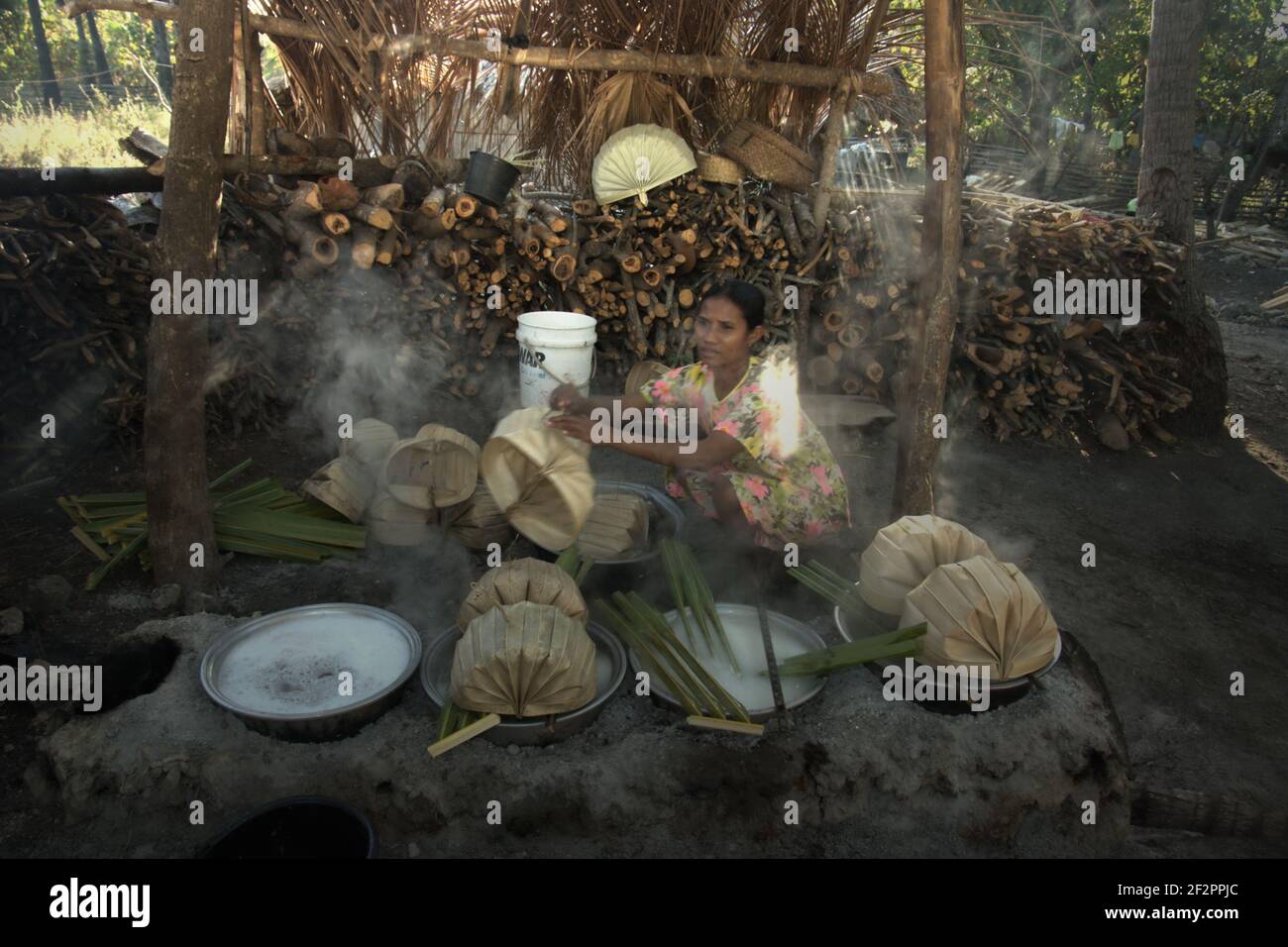 Yunce Unbanu linfa bollente di palma per fare zucchero di palma nel villaggio di Oehandi, Isola di Rote, Indonesia. Lo zucchero di palma è una fonte alternativa di reddito per gli abitanti del villaggio che vivono nell'isola. Foto Stock