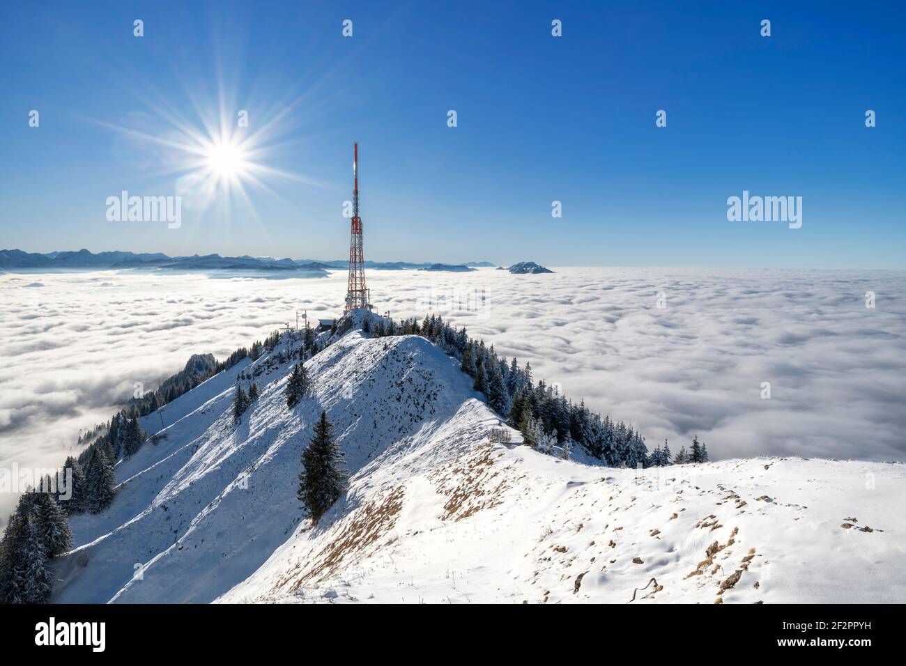 Sopra le nuvole in una soleggiata giornata invernale alla cima del Grünten. Allgäu Alpi. Baviera, Germania, Europa Foto Stock