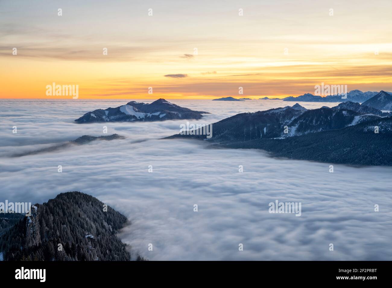 Dawn alla vetta di Grünten sopra la copertura nuvolosa in inverno. Alpi di Allgäu, Baviera, Germania Foto Stock