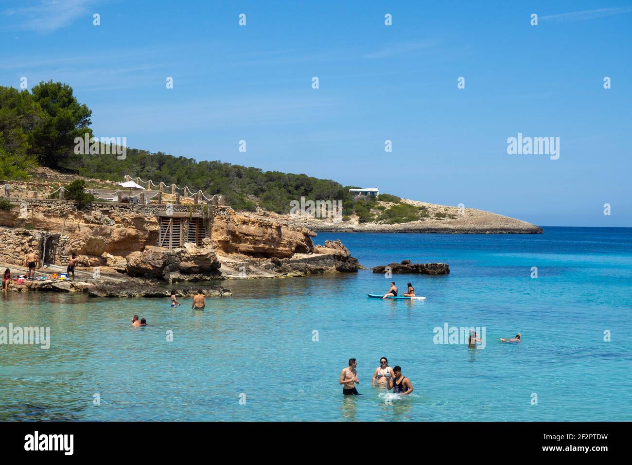 Portinatx, Ibiza, Spagna - 31 maggio 2020: Spiaggia di Portinatx nel nord di Ibiza. Formato da due banchi di sabbia, quello grande e quello piccolo. Con sabbia fine Foto Stock