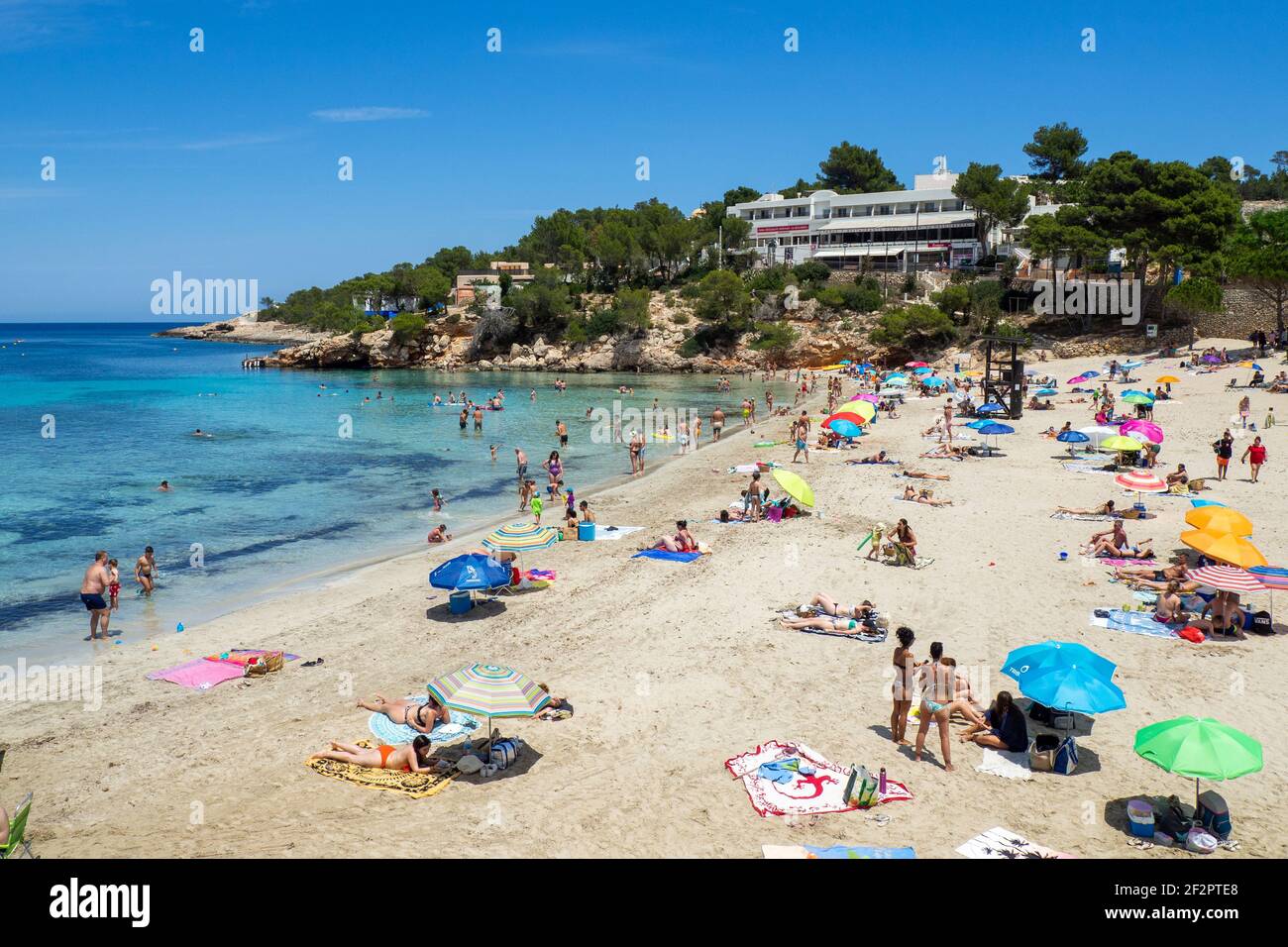 Portinatx, Ibiza, Spagna - 31 maggio 2020: Spiaggia di Portinatx nel nord di Ibiza. Formato da due banchi di sabbia, quello grande e quello piccolo. Con sabbia fine Foto Stock