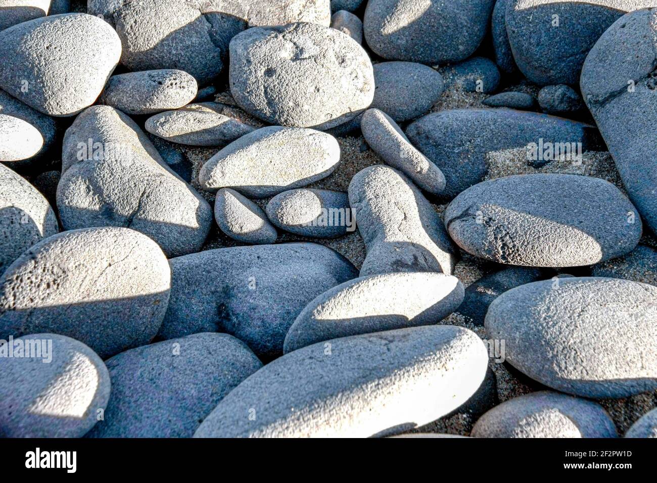 Rocce vulcaniche su una spiaggia Foto Stock