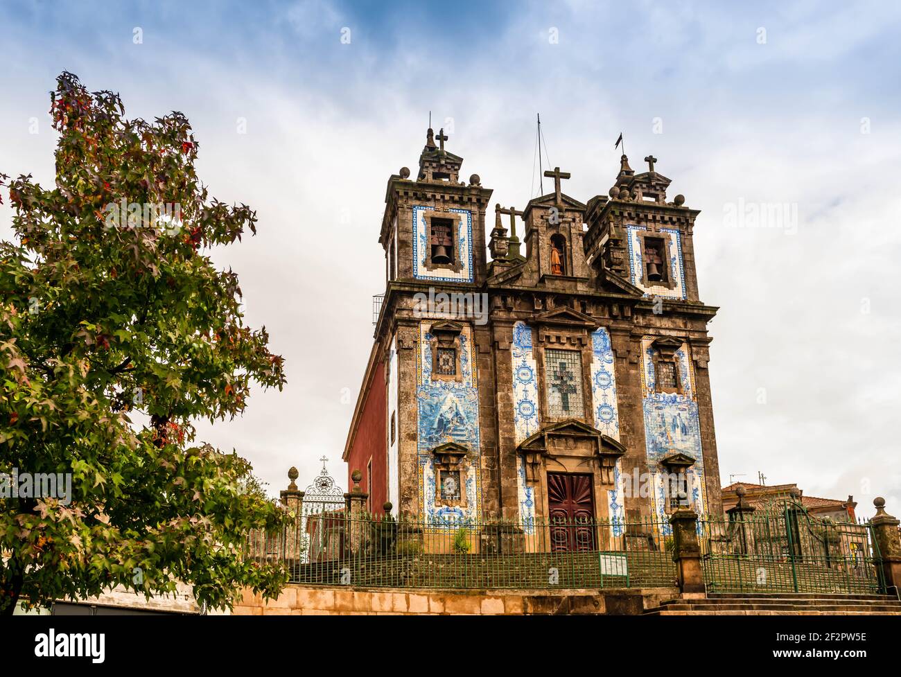 Vecchia chiesa sotto la pioggia a Porto, Portogallo Foto Stock