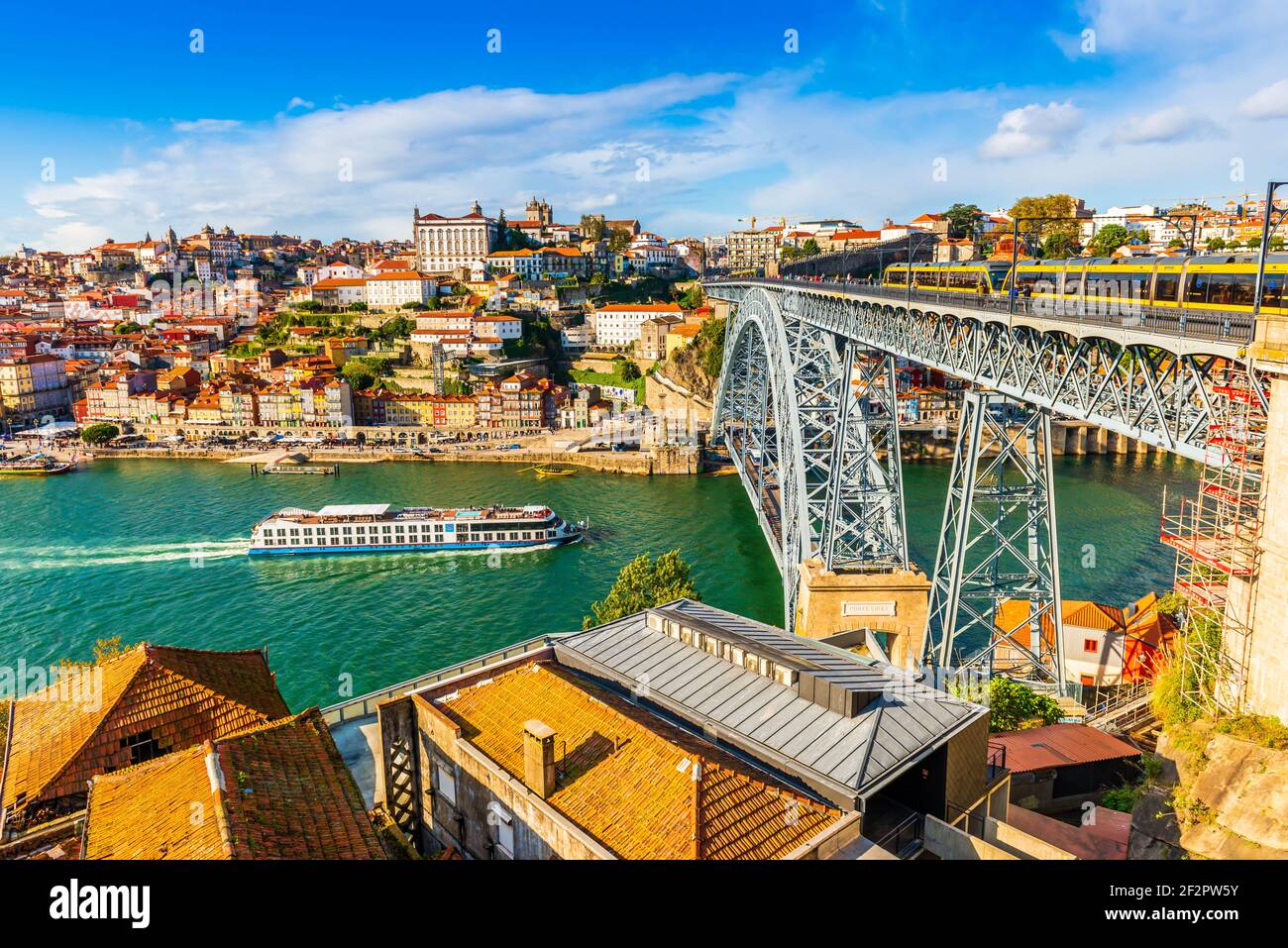 Ponte in acciaio Dom Luis i sul fiume Douro a Porto, Portogallo Foto Stock