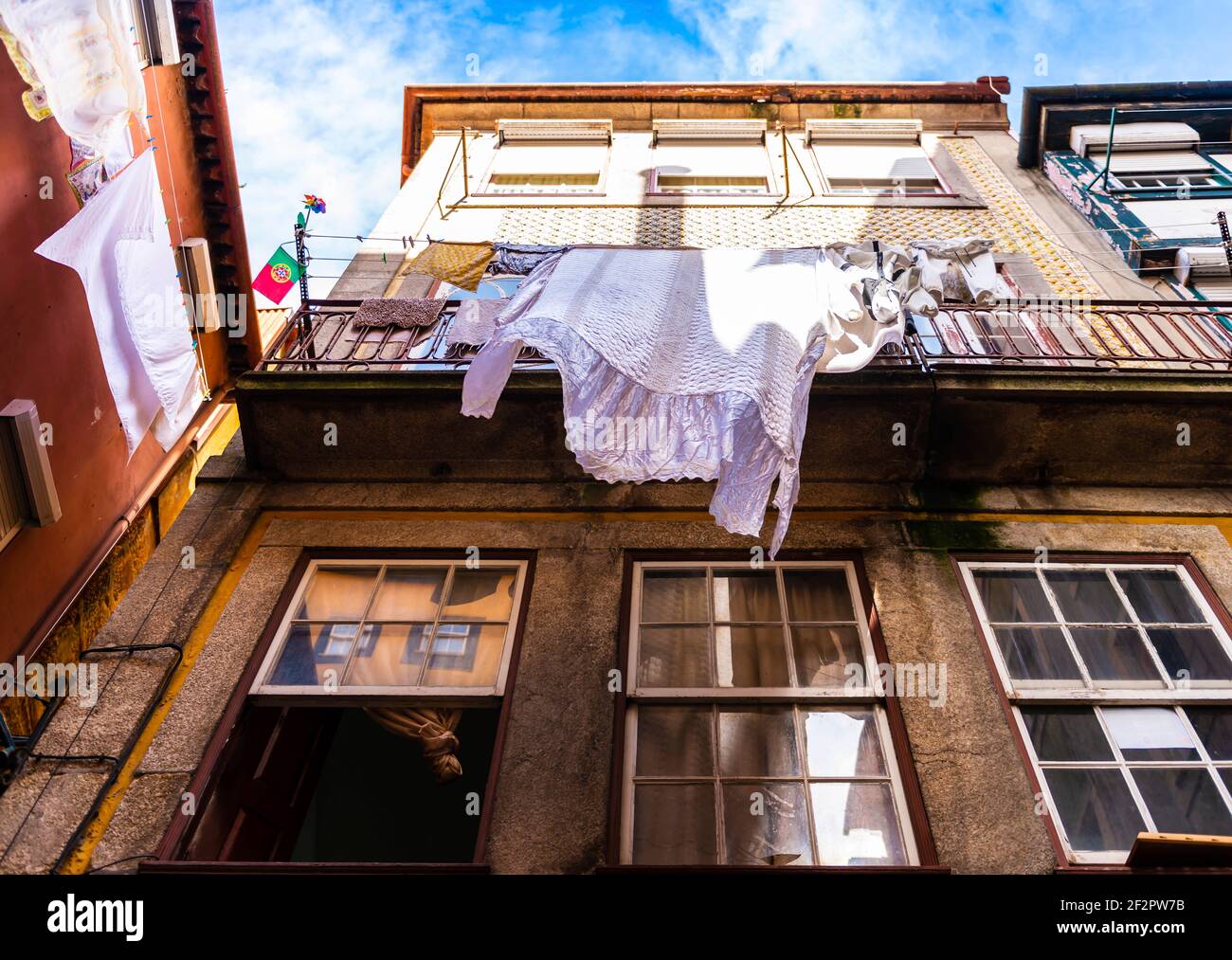 Facciata dell'edificio e lavanderia sospesa a Porto, Portogallo Foto Stock