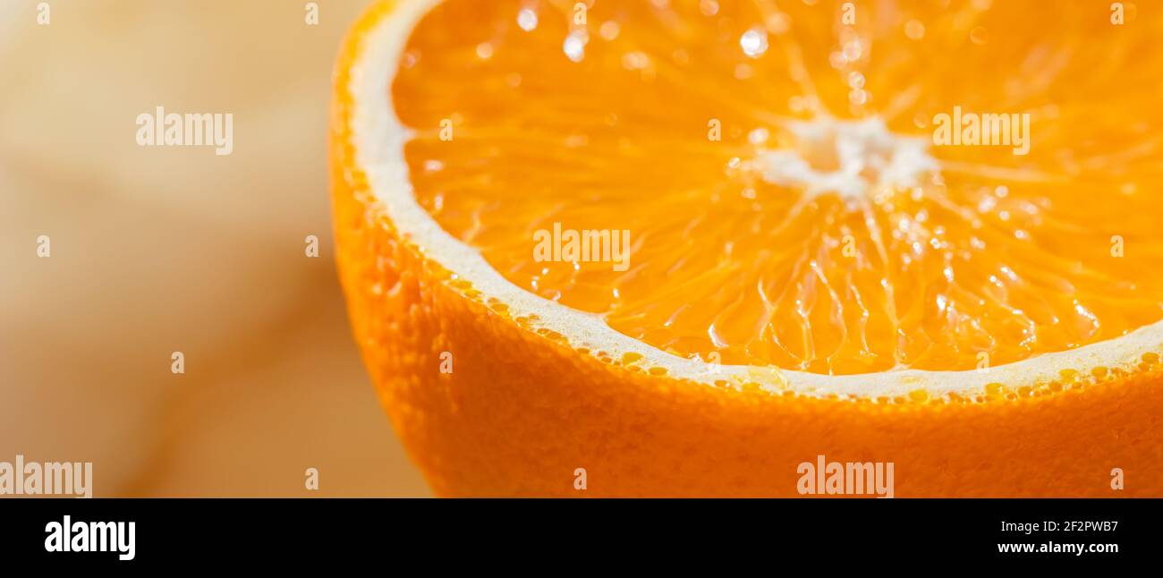 Parte di arancio su fondo in marmo onice. Frutta rotonda con percorso di ritaglio. Foto Stock