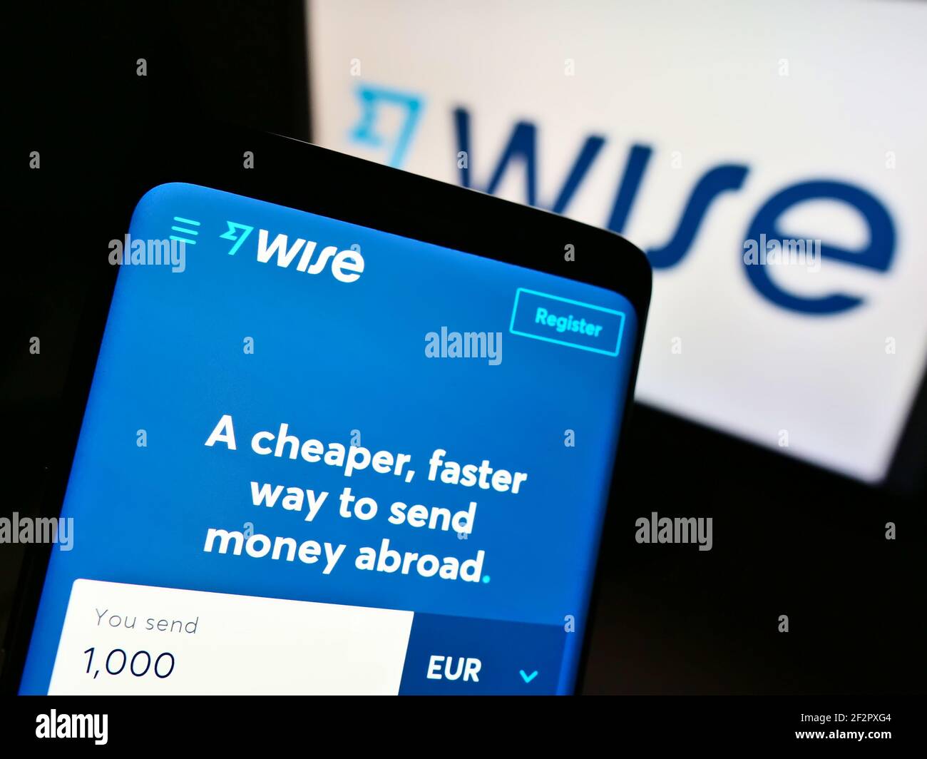 Smartphone con la pagina web aziendale della società di pagamento elettronica Wise (TransferWise Ltd.) su schermo con logo. Mettere a fuoco in alto a sinistra del display del telefono. Foto Stock