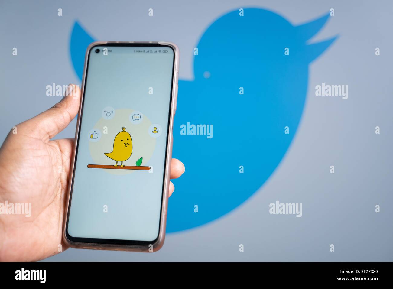 Maski, India 11,Marzo 2021 : Focus selettivo su mobile, koo Indian social media app sul telefono e il logo twitter su sfondo display, concetto di koo vs Foto Stock