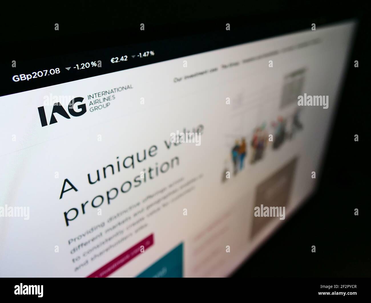 Visualizzazione ad alto angolo del sito Web aziendale con il logo della compagnia aerea International Airlines Group (IAG) sul monitor. Mettere a fuoco in alto a sinistra dello schermo. Foto Stock