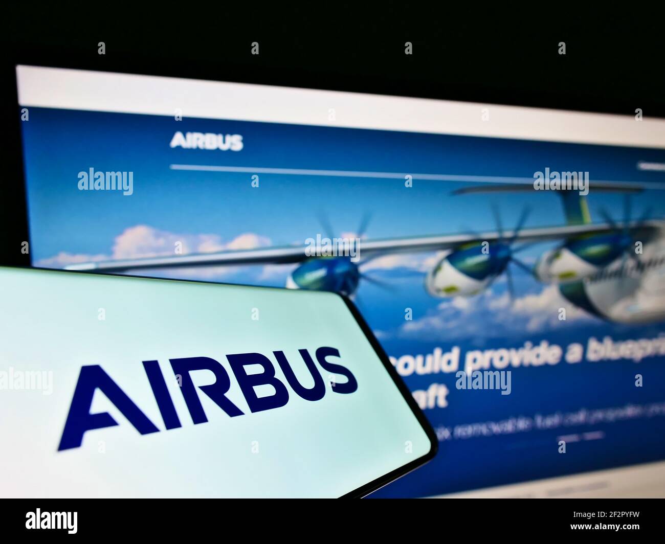 Telefono cellulare con logo aziendale del produttore di aerei Airbus se sullo schermo davanti alla pagina web aziendale. Mettere a fuoco il centro-destra del display del telefono. Foto Stock
