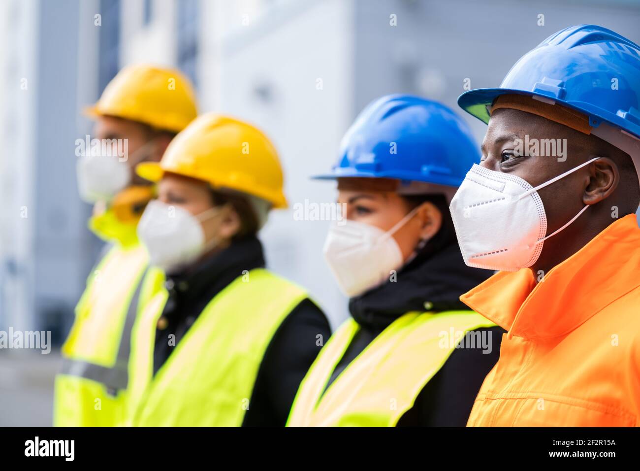 Ingegneri di fabbrica o lavoratori edili in maschera facciale Foto Stock Ingegneri di fabbrica o lavoratori edili in maschera facciale Foto Stock