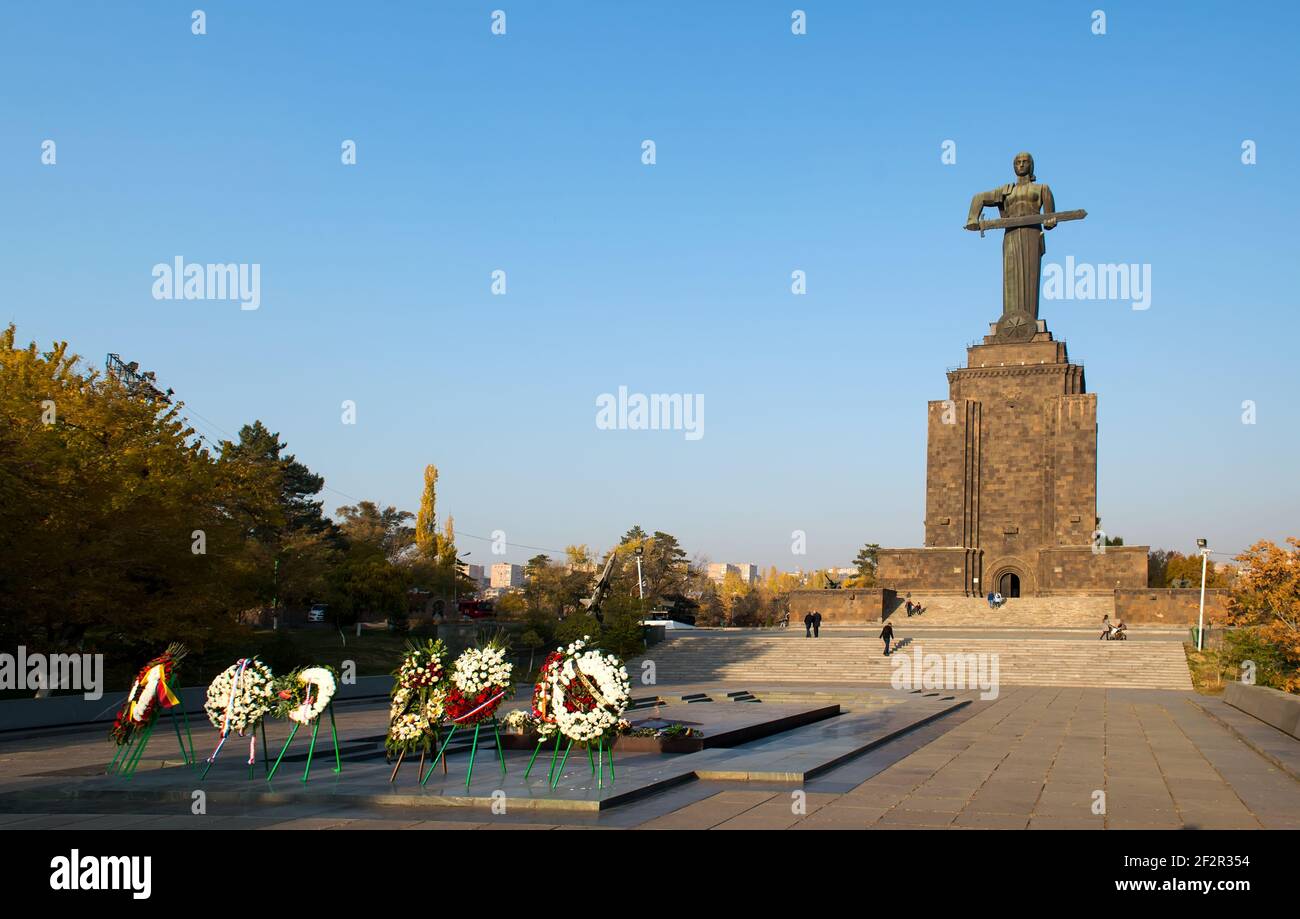 Yerevan, Armenia - 14 novembre 2019: Statua di madre Armenia o ayastan di Mayr. Monumento situato nel Parco della Vittoria, città di Yerevan, Armenia. Foto Stock