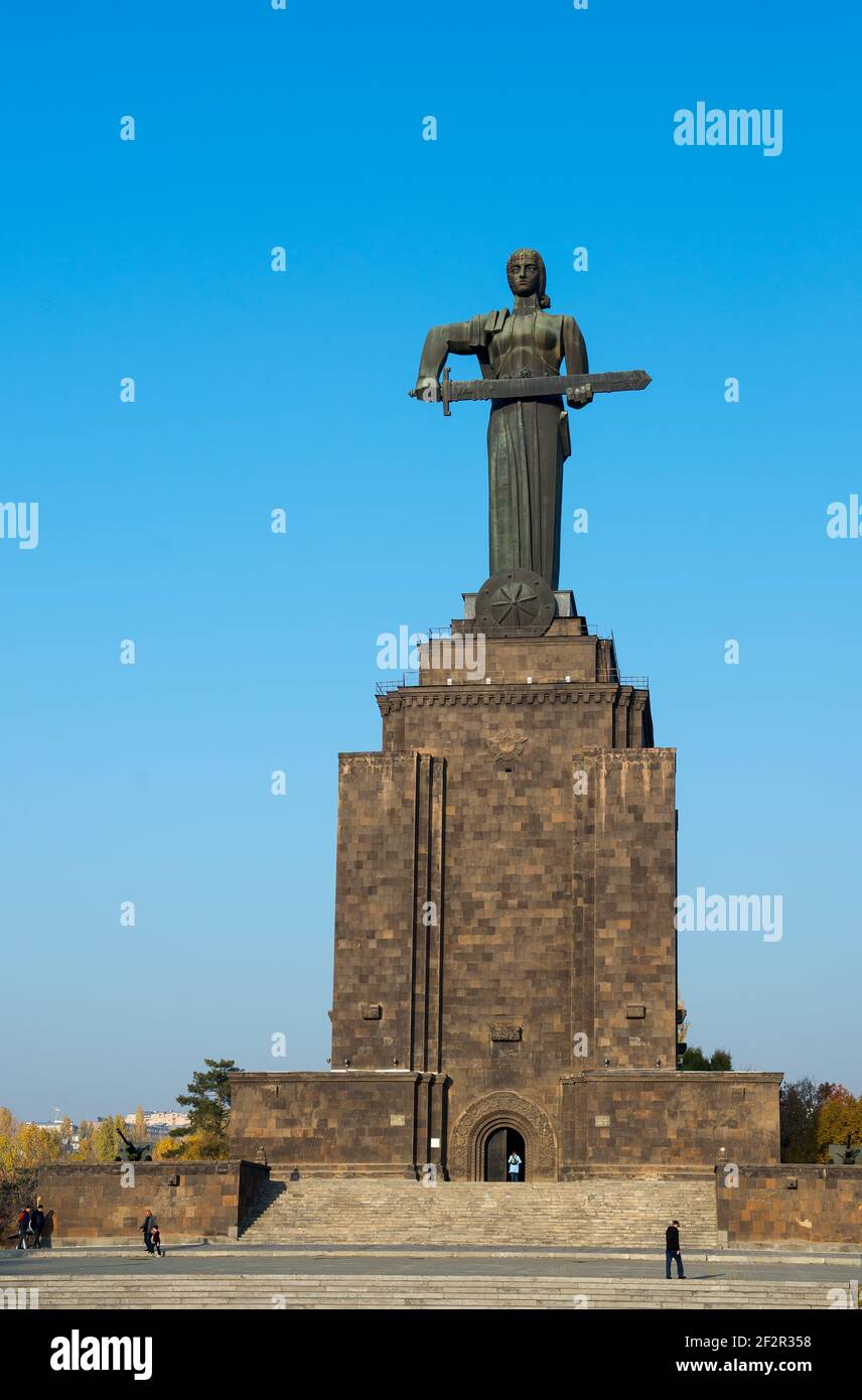 Yerevan, Armenia - 14 novembre 2019: Statua di madre Armenia o ayastan di Mayr. Monumento situato nel Parco della Vittoria, città di Yerevan, Armenia. Foto Stock