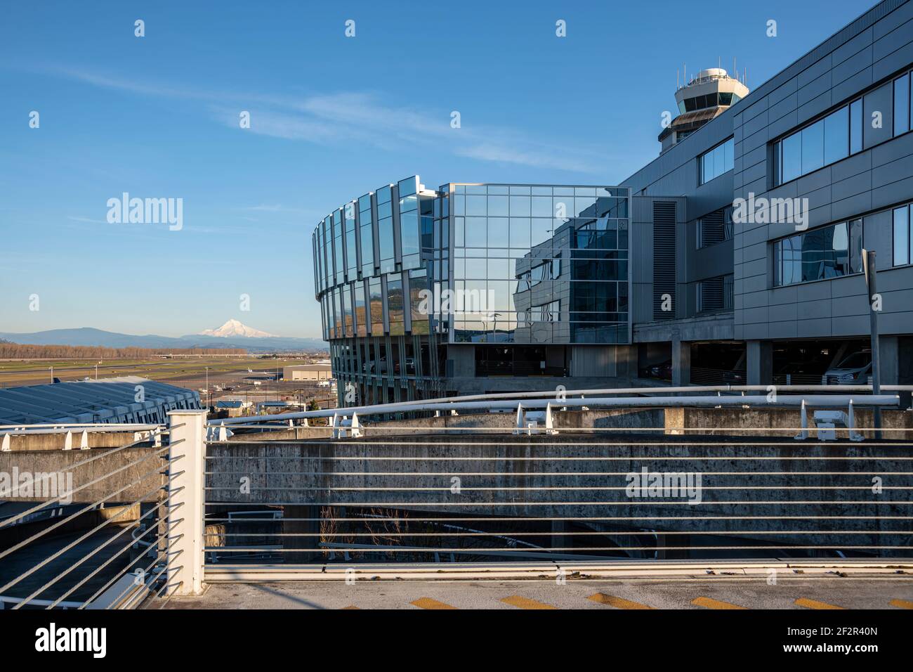 Vista del Monte Hood dal tetto all'aeroporto di Portland, Oregon state. Foto Stock