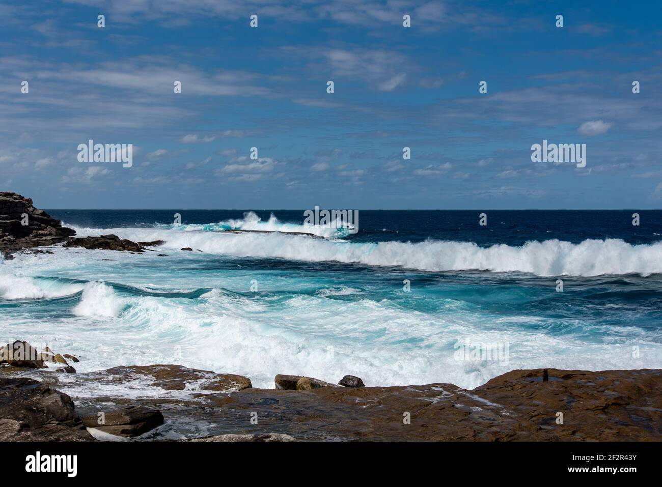 Onde che si infrangono a Clovelly Beach, Sydney Foto Stock