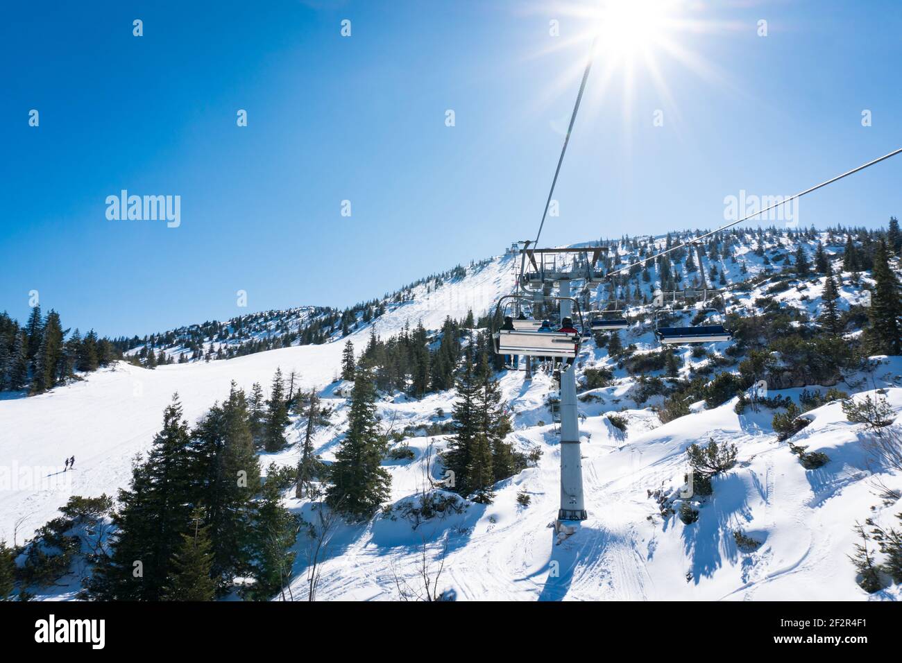 Stazione sciistica di Hochkar in bassa Austria durante l'inverno. Vista sulla seggiovia in una bella giornata molto soleggiata. Foto Stock