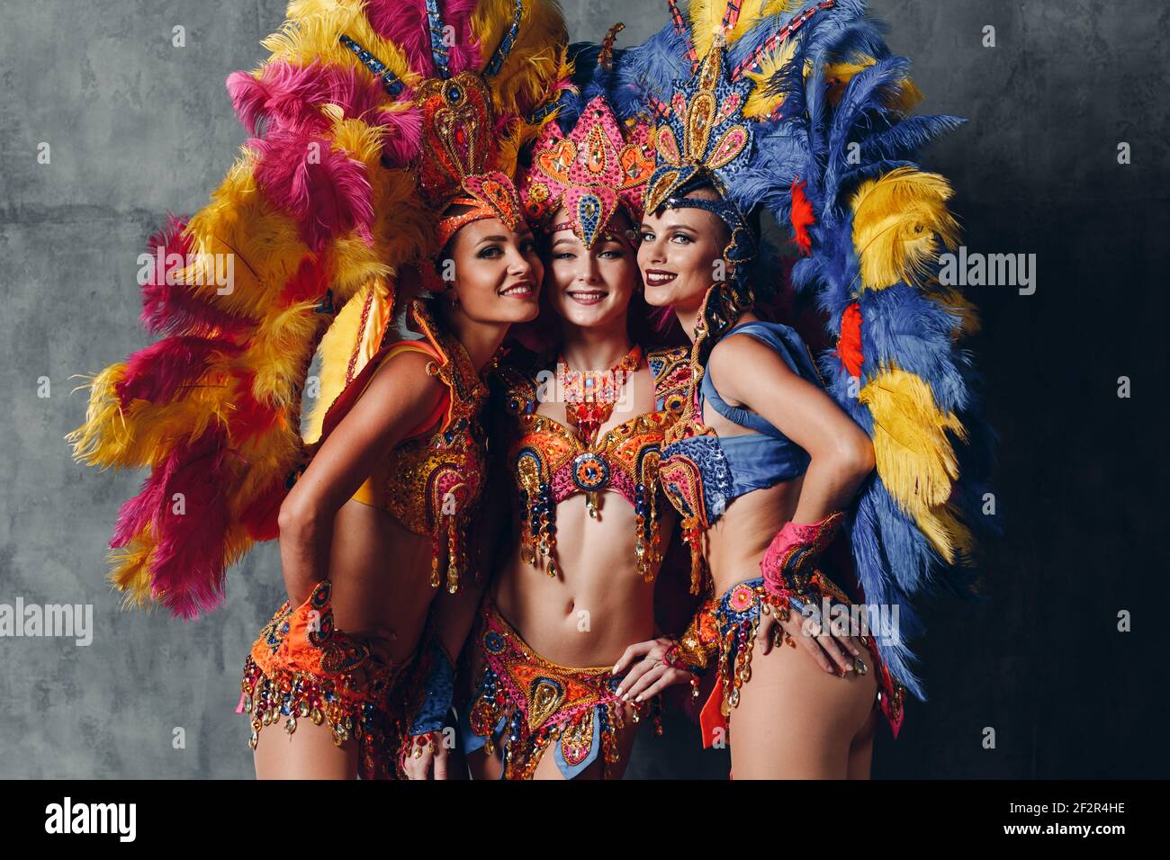 Tre Donna in brasiliano samba carnevale costume con piume colorate  piumaggio Foto stock - Alamy