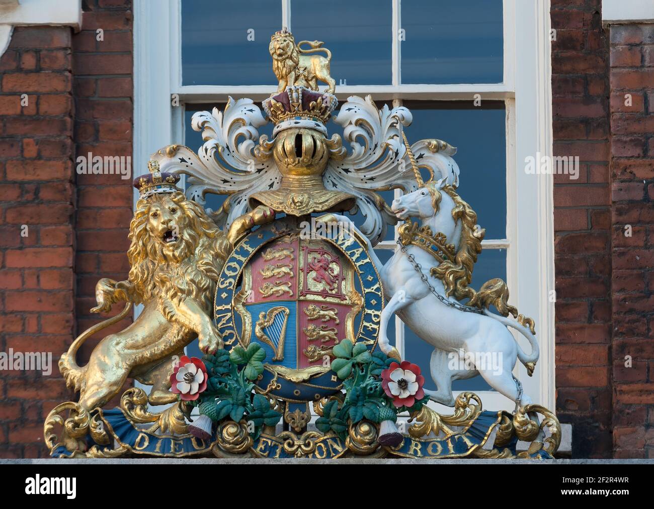 LONDRA, UK - 24 MAGGIO 2010: Cresta sul muro del Royal College of Arms in Queen Victoria Street Foto Stock