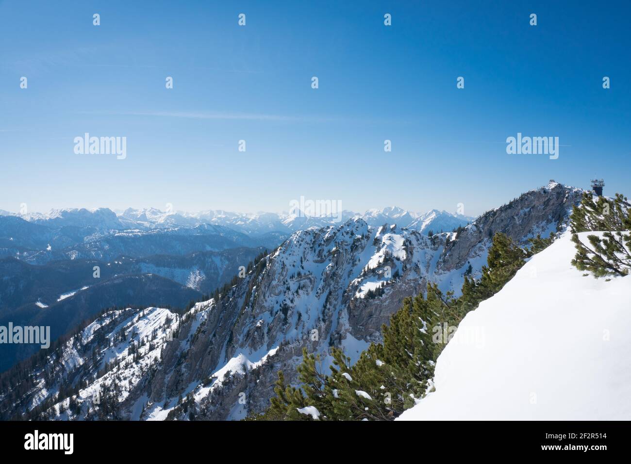Stazione sciistica di Hochkar in bassa Austria durante l'inverno. Vista sulla stazione radio in una bella giornata invernale. Foto Stock