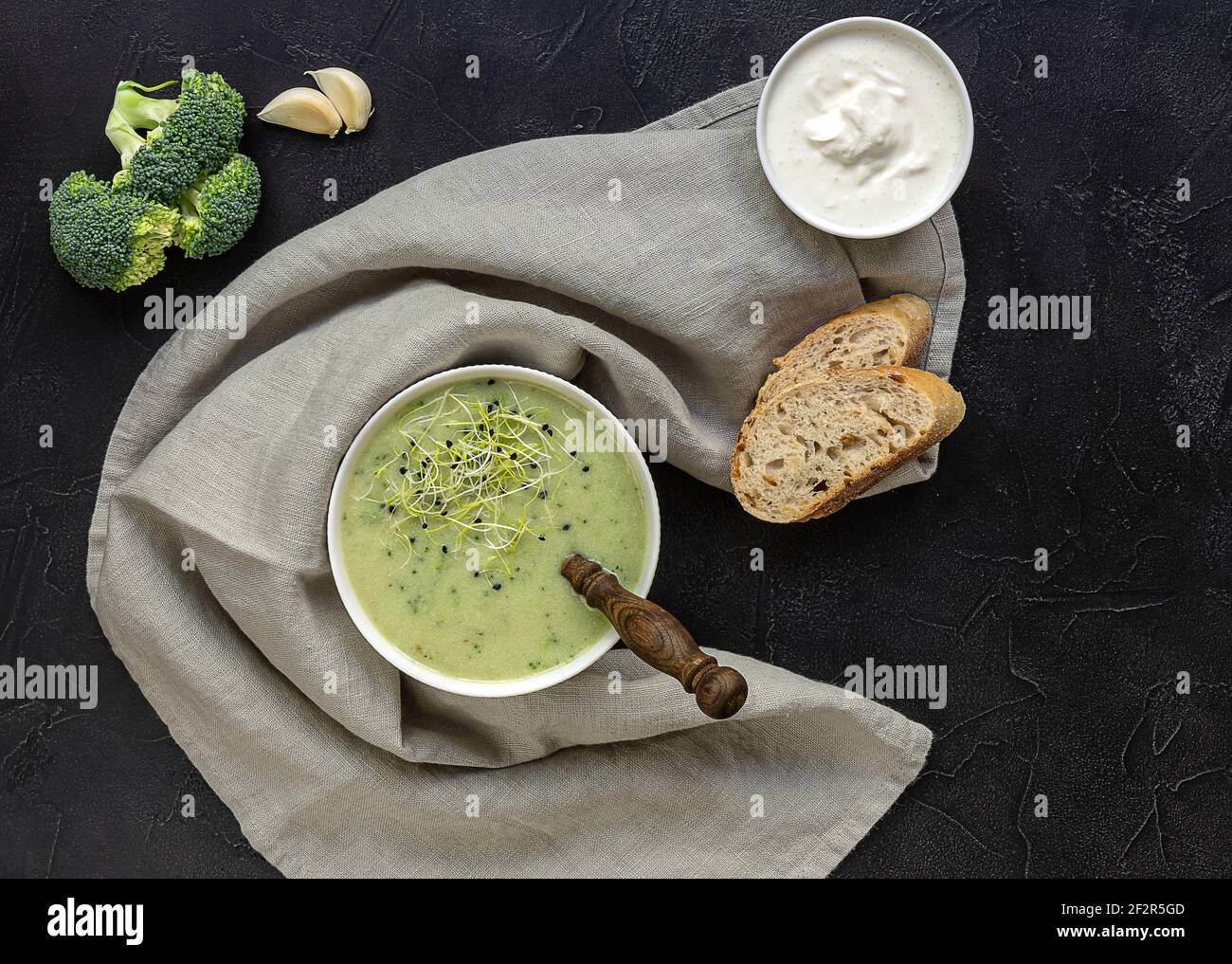 Sano pranzo vegetariano. Zuppa di broccoli con pane fresco. Foto Stock