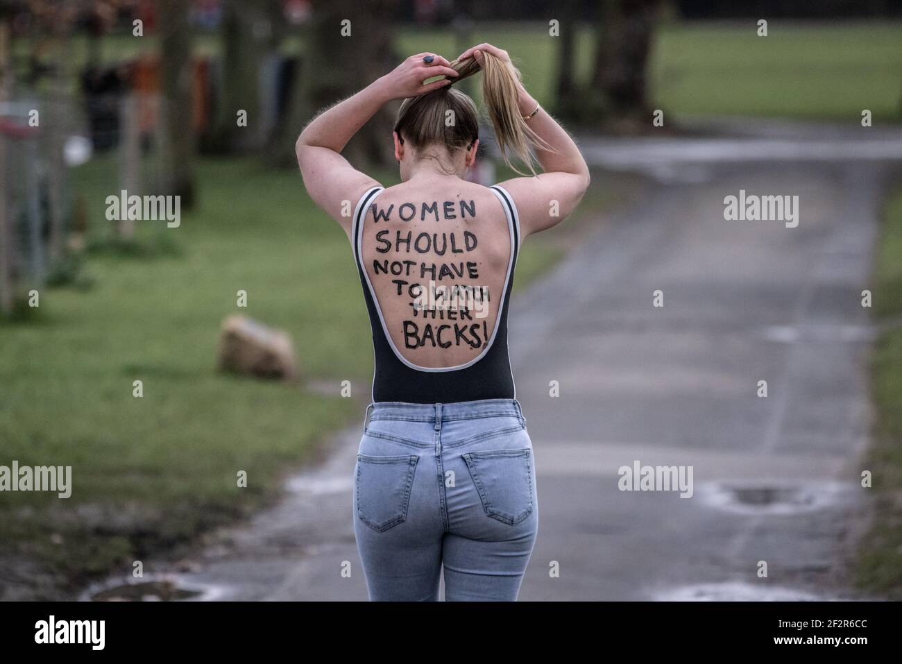 Londra, Regno Unito. 13 Marzo 2021. Le Campagne di sicurezza delle donne camminano oltre la bandstand su Clapham Common dove stanno progettando di organizzare una veglia stasera. 13 Marzo 2021 Clapham Common, Southwest London, England, United Kingdom Credit: Jeff Gilbert/Alamy Live News Foto Stock