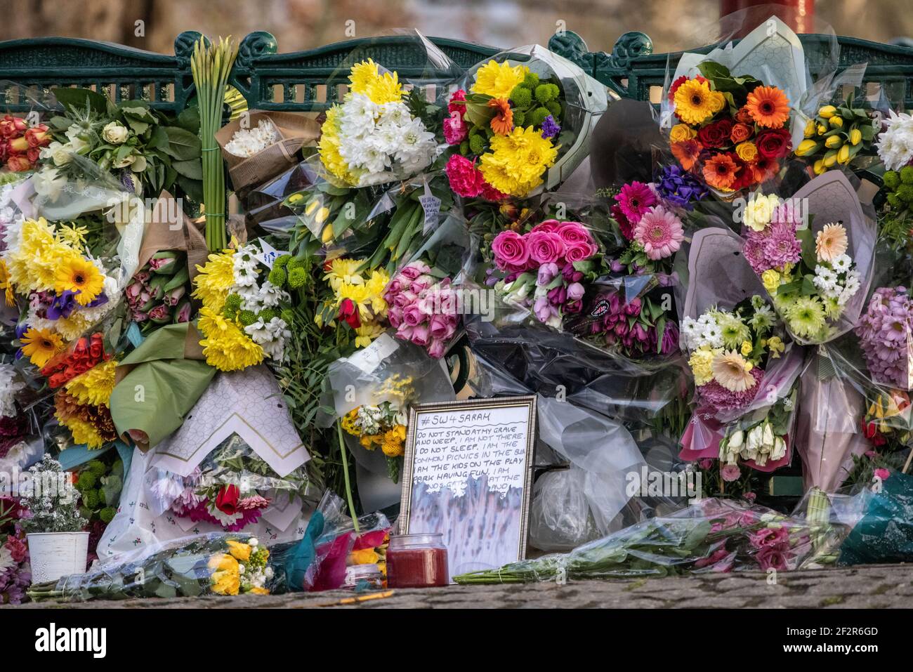 Londra, Regno Unito. 13 Marzo 2021. Fowers e tributi per Miss Everard alla tribuna di Clapham Common dove stanno progettando di mettere in scena una veglia stasera. 13 Marzo 2021 Clapham Common, Southwest London, England, United Kingdom Credit: Jeff Gilbert/Alamy Live News Foto Stock