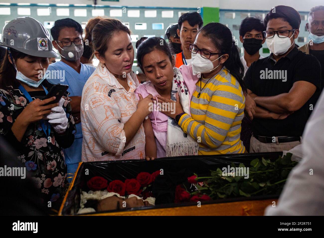 (NOTA DELLA REDAZIONE: Immagine della morte) reazione relativa al funerale di Chit min Thu, un manifestante pro-democrazia ucciso dalle forze di sicurezza durante una dimostrazione contro il colpo di stato militare a Yangon dove le forze di sicurezza di Myanmar hanno attaccato i dimostranti con proiettili di gomma, munizioni vive, gas lacrimogeni e bombe stordenti uccidendo diversi manifestanti. L'esercito del Myanmar ha arrestato il consigliere di Stato del Myanmar Aung San Suu Kyi il 01 febbraio 2021 e ha dichiarato uno stato di emergenza mentre coglie il potere nel paese per un anno dopo aver perso l'elezione contro la Lega nazionale per la democrazia (NLD). Foto Stock