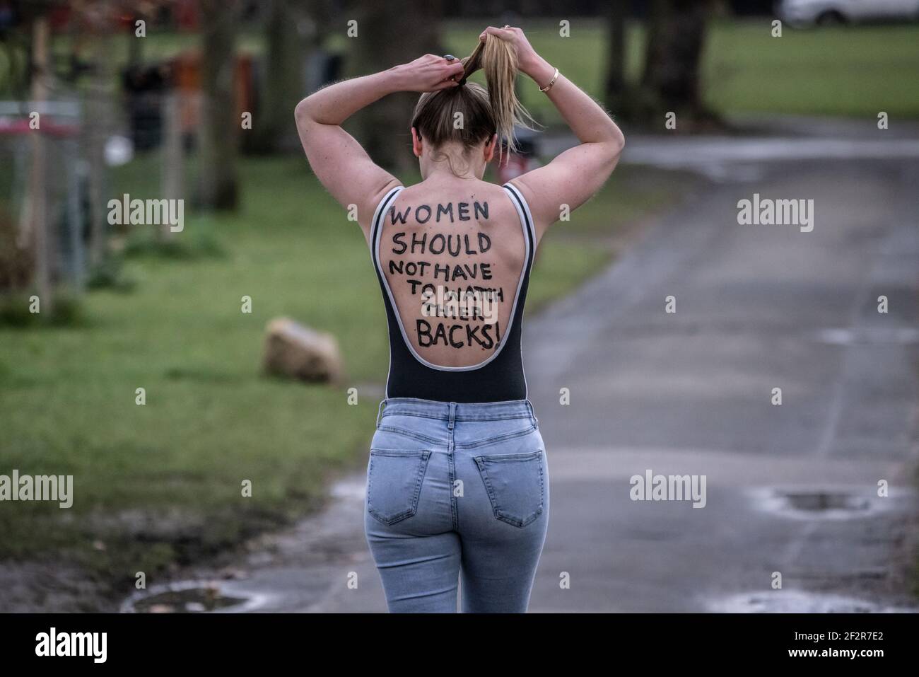 AGGIORNAMENTO - Vigil ora virtuale, che originariamente doveva avvenire a Clapham Common, ma limitato a causa delle regole di Coronavirus. Londra, Regno Unito. 13 Marzo 2021. Le Campagne di sicurezza delle donne davanti alla veglia stanno progettando di commemorare la morte di Sarah Everard questa sera credono che una sentenza della corte consenta una veglia 'proporzionata' nonostante le regole di Covid 13 marzo 2021 Clapham Common, Southwest London, England, United Kingdom Credit: Jeff Gilbert/Alamy Live News Foto Stock